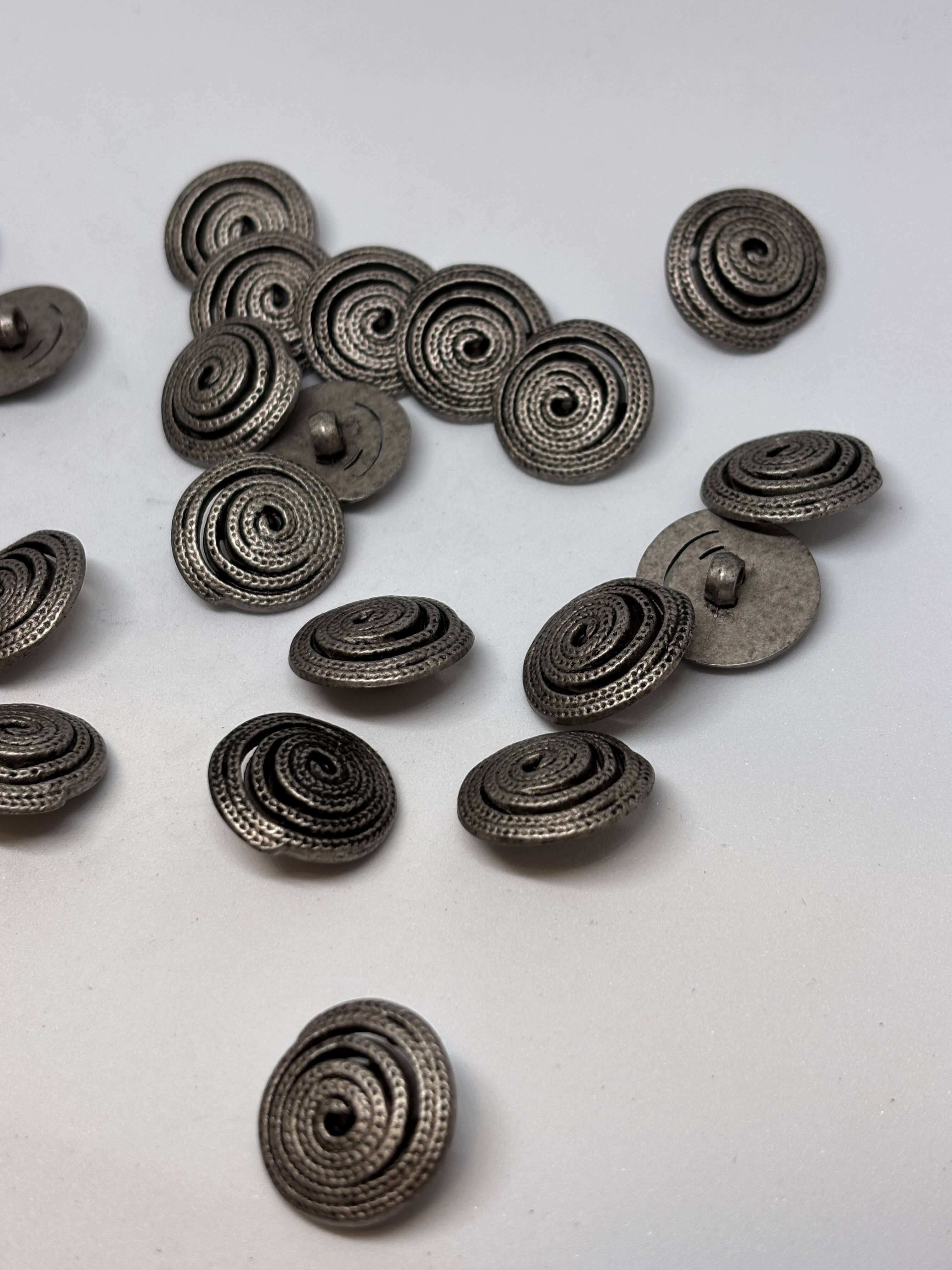 Botón B7815 de vástago en bronce, diseño texturizado, 13-18mm, acabado vintage, ideal para camisas y blazers. button