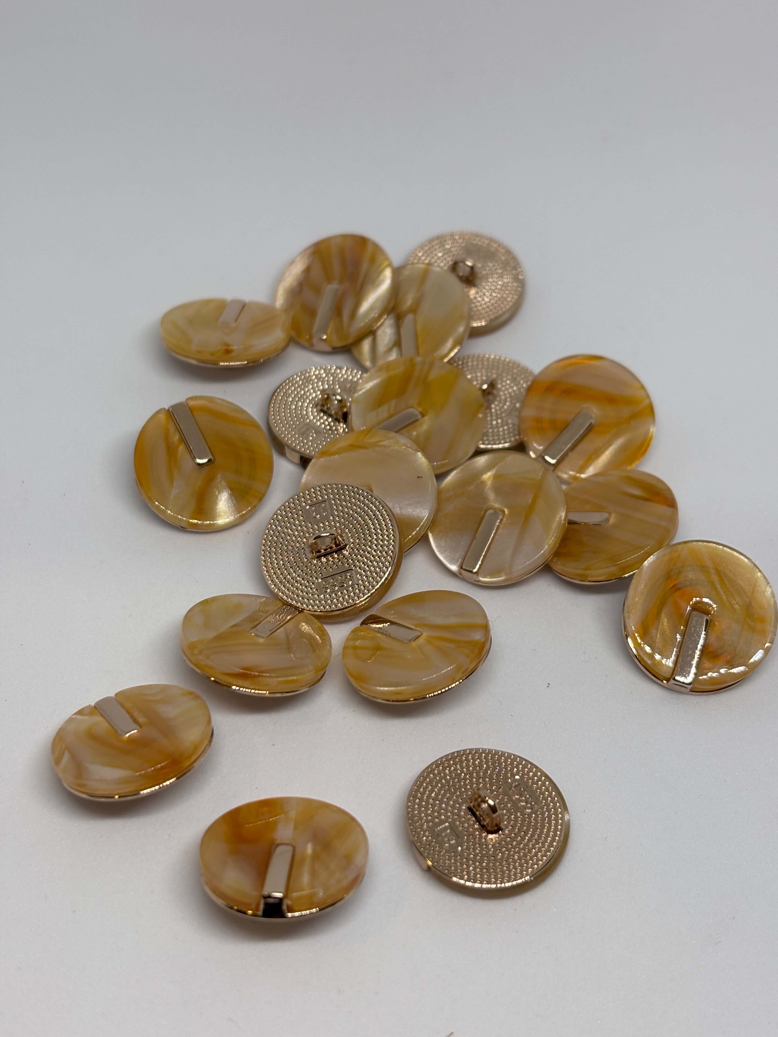 Button B8049 - Yellow - 18mm (28") - Shank button botón