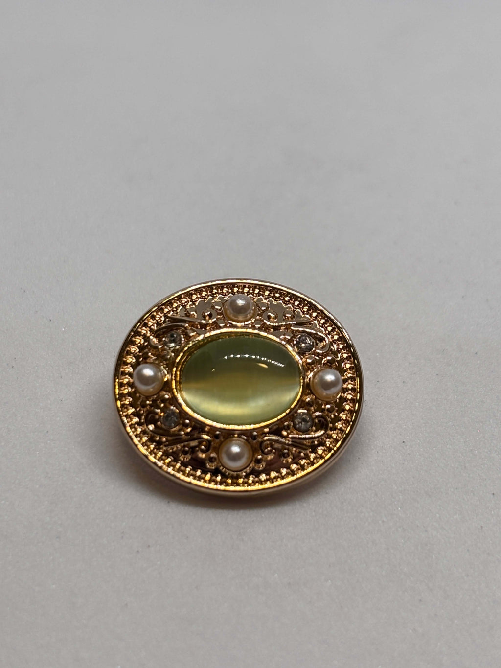 Botón B8184 de vástago oro 20mm con gema oval perla, estilo vintage elegante y acabado filigrana. button