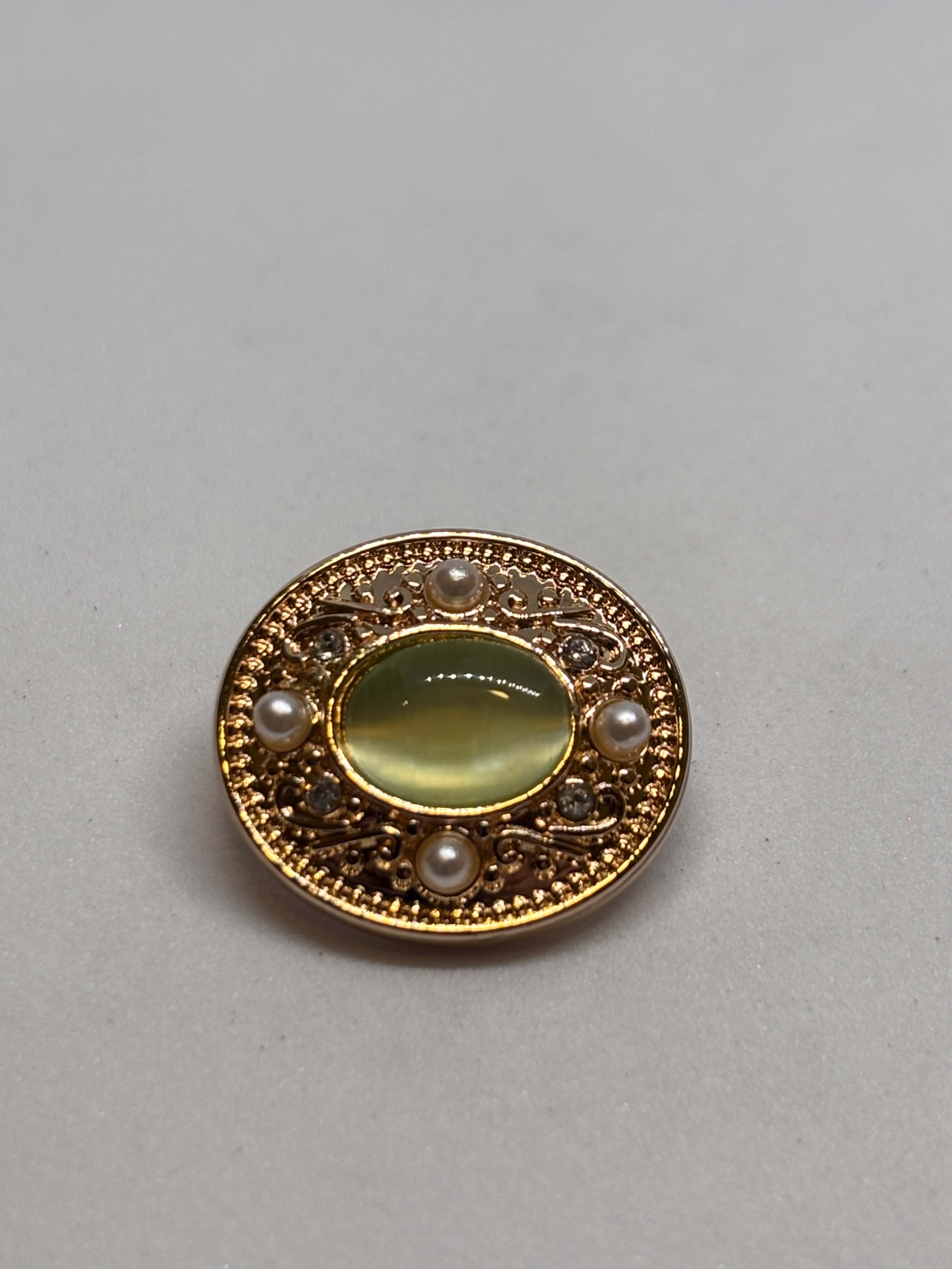 Botón B8184 de vástago oro 20mm con gema oval perla, estilo vintage elegante y acabado filigrana. button