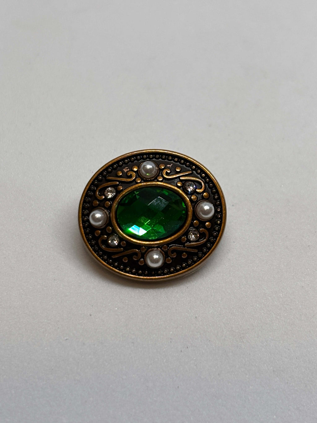 Botón B8184 de vástago oro 20mm con gema oval perla, estilo vintage elegante y acabado filigrana. button