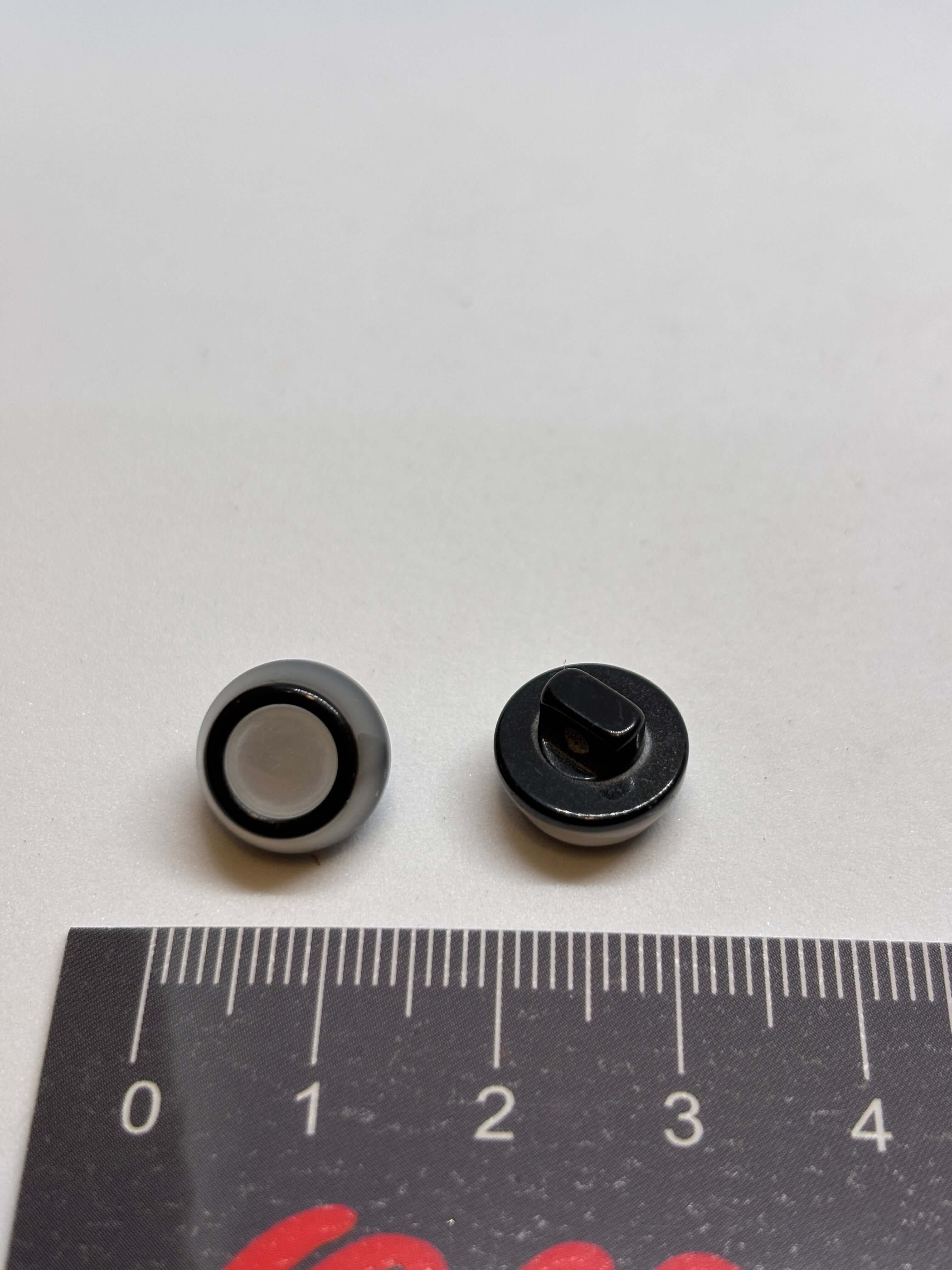 Botón BD9435 Negro/Ecru de vástago brillante de 11mm con diseño bicolor y borde negro. button