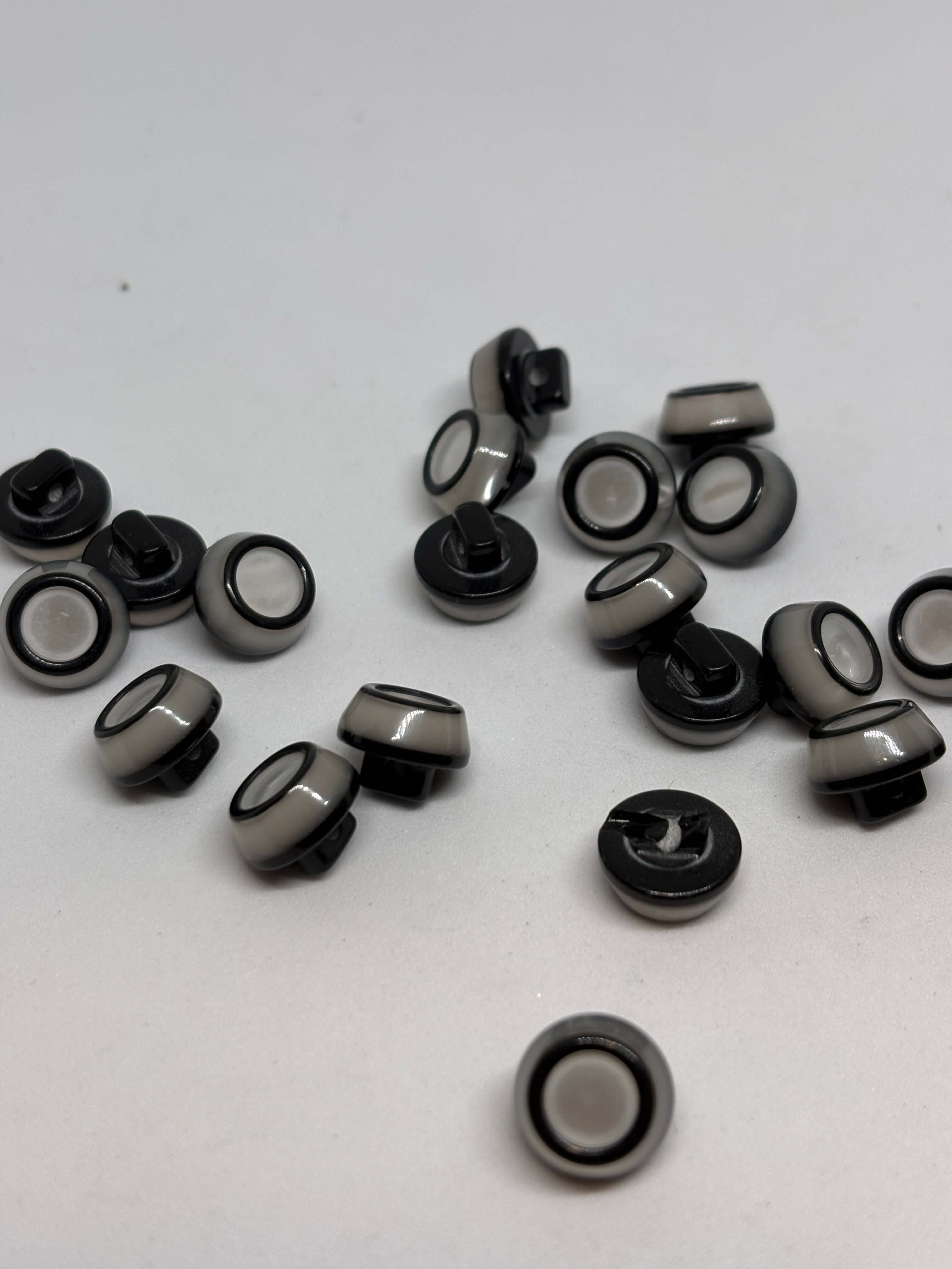 Botón BD9435 Negro/Ecru de vástago brillante de 11mm con diseño bicolor y borde negro. button