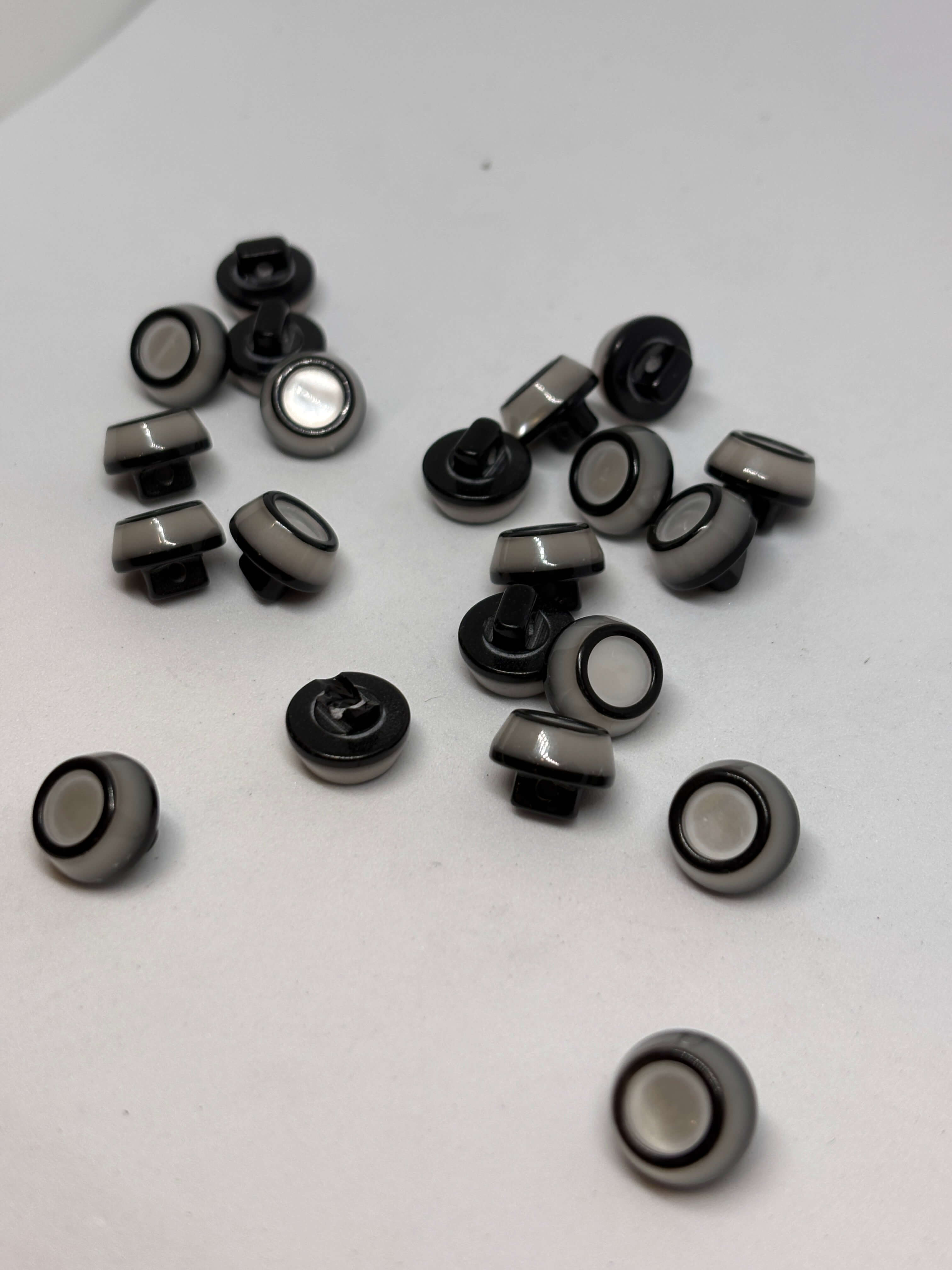 Botón BD9435 Negro/Ecru de vástago brillante de 11mm con diseño bicolor y borde negro. button