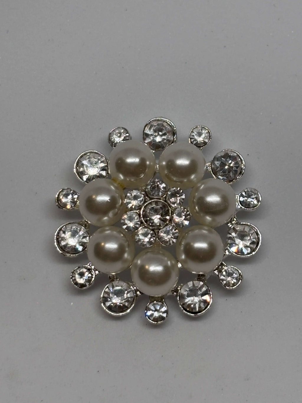 Botón H226 de níquel decorado con perlas y cristales, con un diseño glamuroso y elegante. button