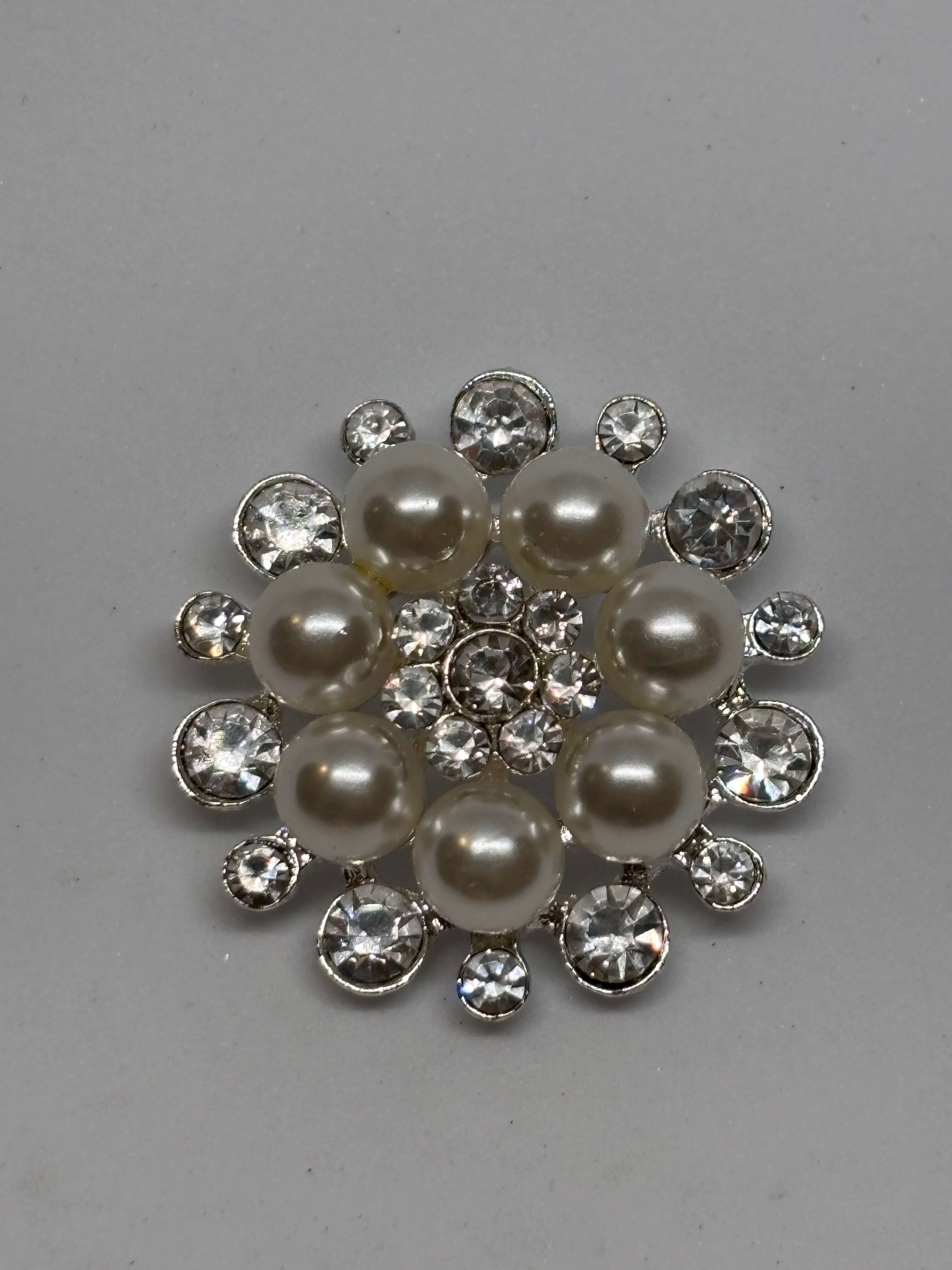 Botón H226 de níquel decorado con perlas y cristales, con un diseño glamuroso y elegante. button