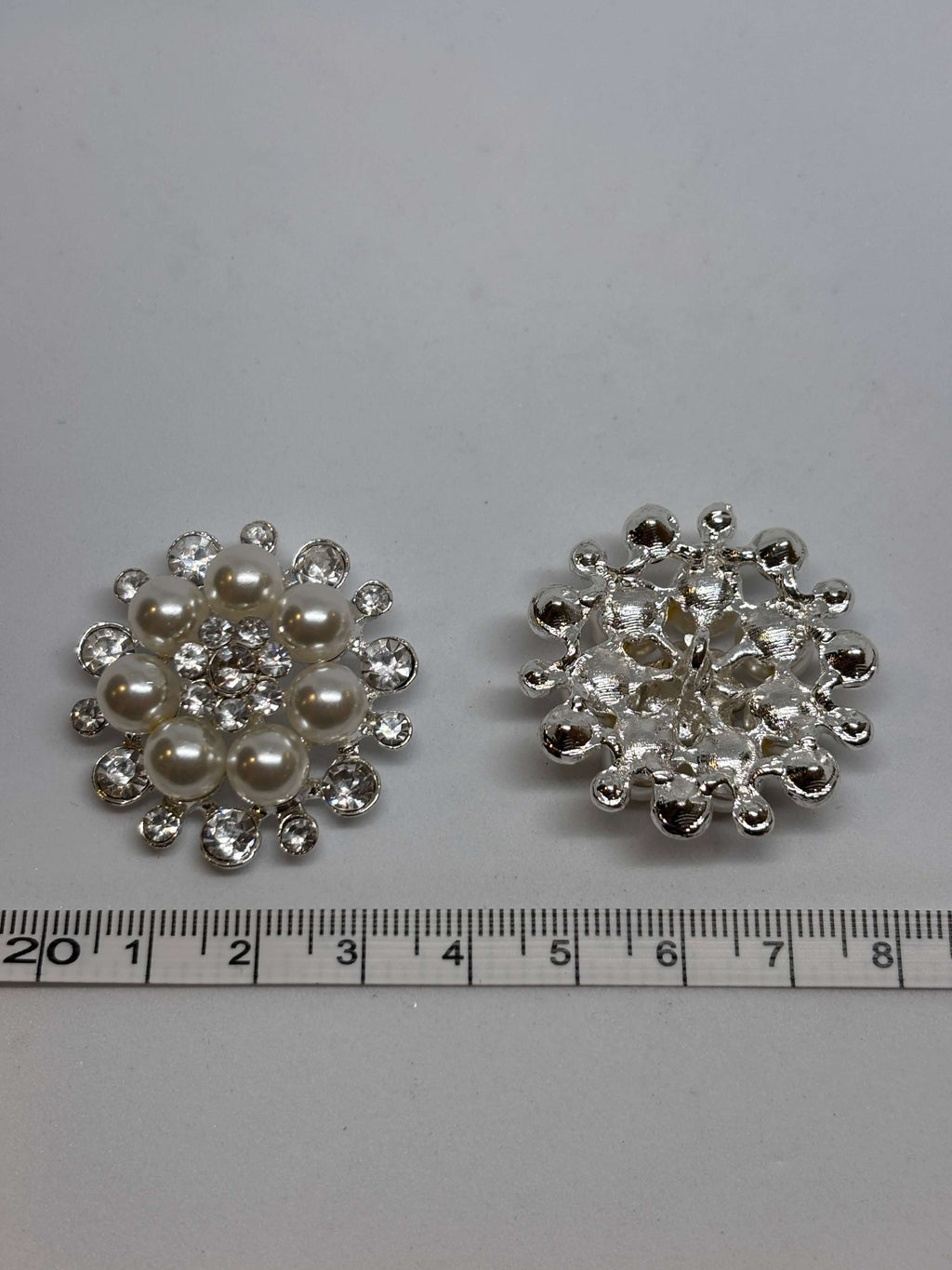 Botón H226 de níquel decorado con perlas y cristales, con un diseño glamuroso y elegante. button