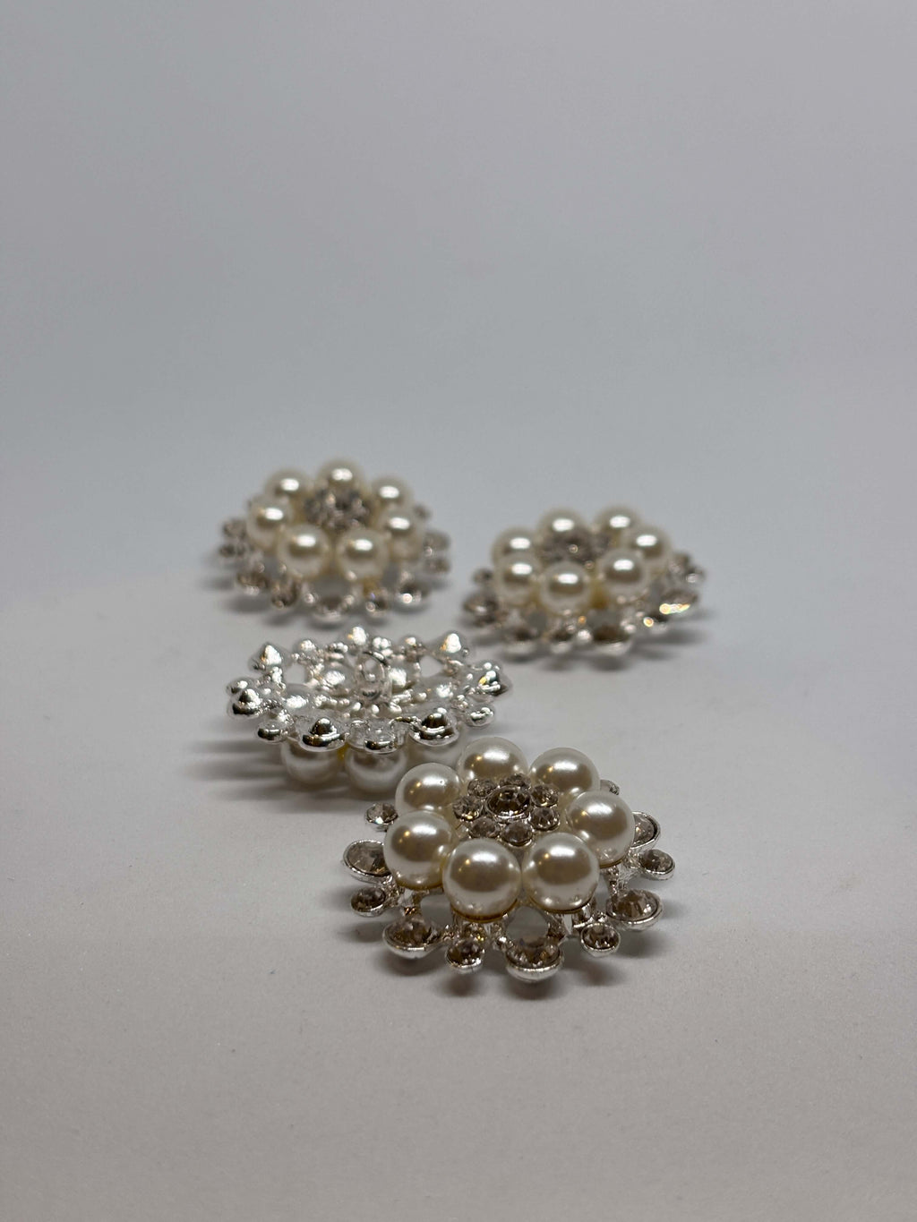 Botón H226 de níquel decorado con perlas y cristales, con un diseño glamuroso y elegante. button