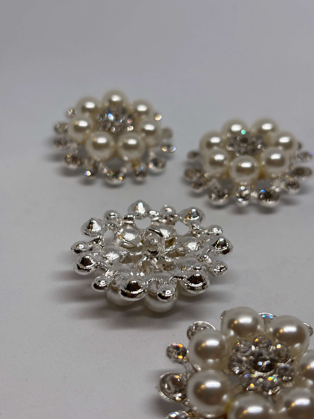 Botón H226 de níquel decorado con perlas y cristales, con un diseño glamuroso y elegante. button