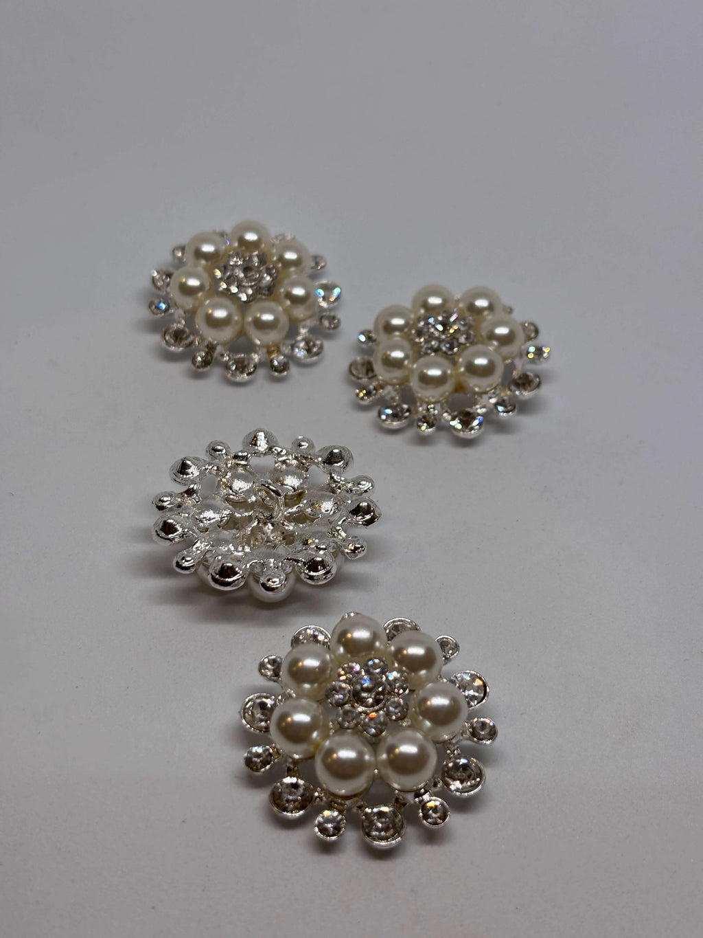 Botón H226 de níquel decorado con perlas y cristales, con un diseño glamuroso y elegante. button