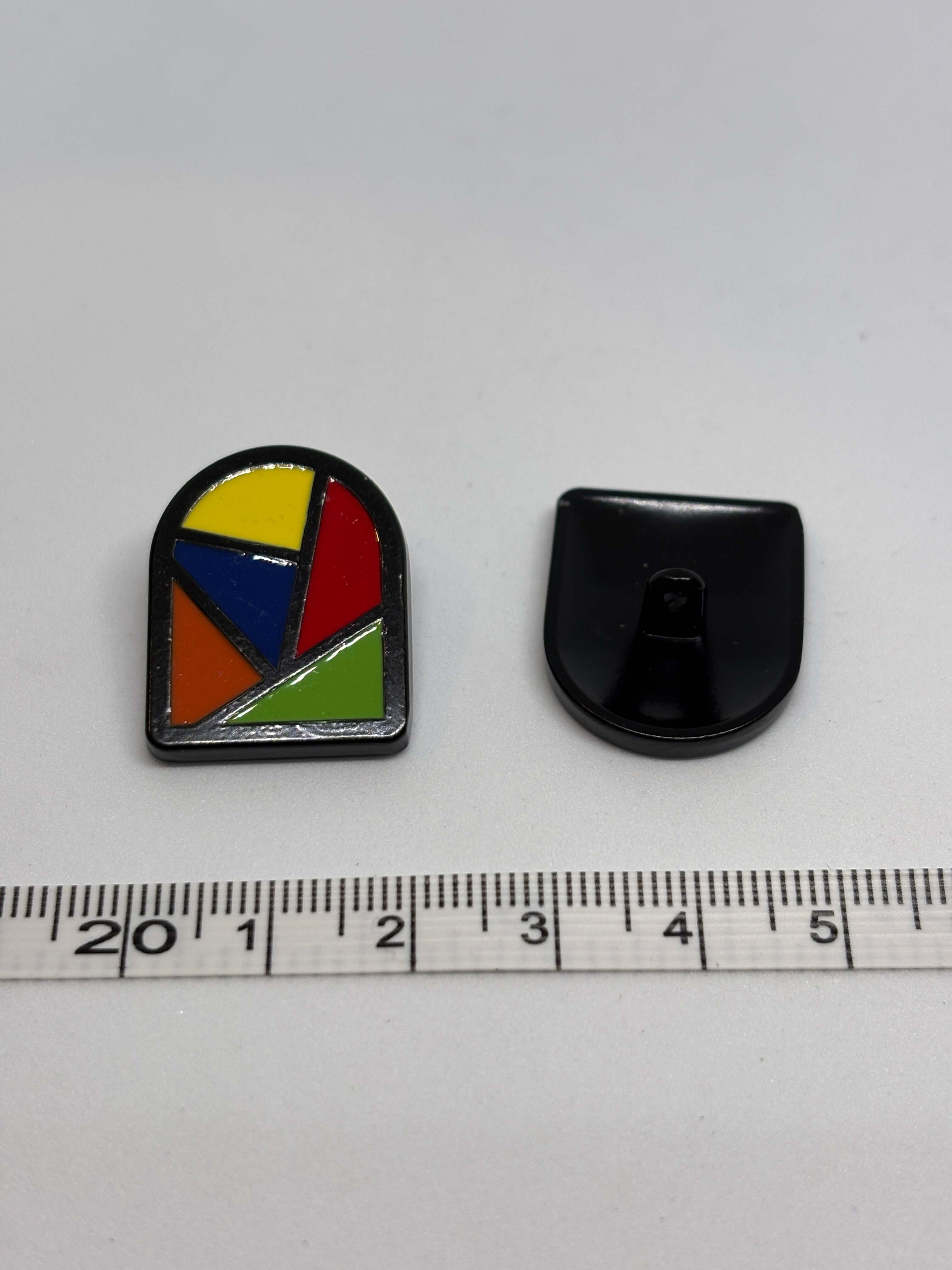 Botón H6046 multicolor de metal con diseño geométrico en tonos vibrantes para chaquetas y abrigos. button