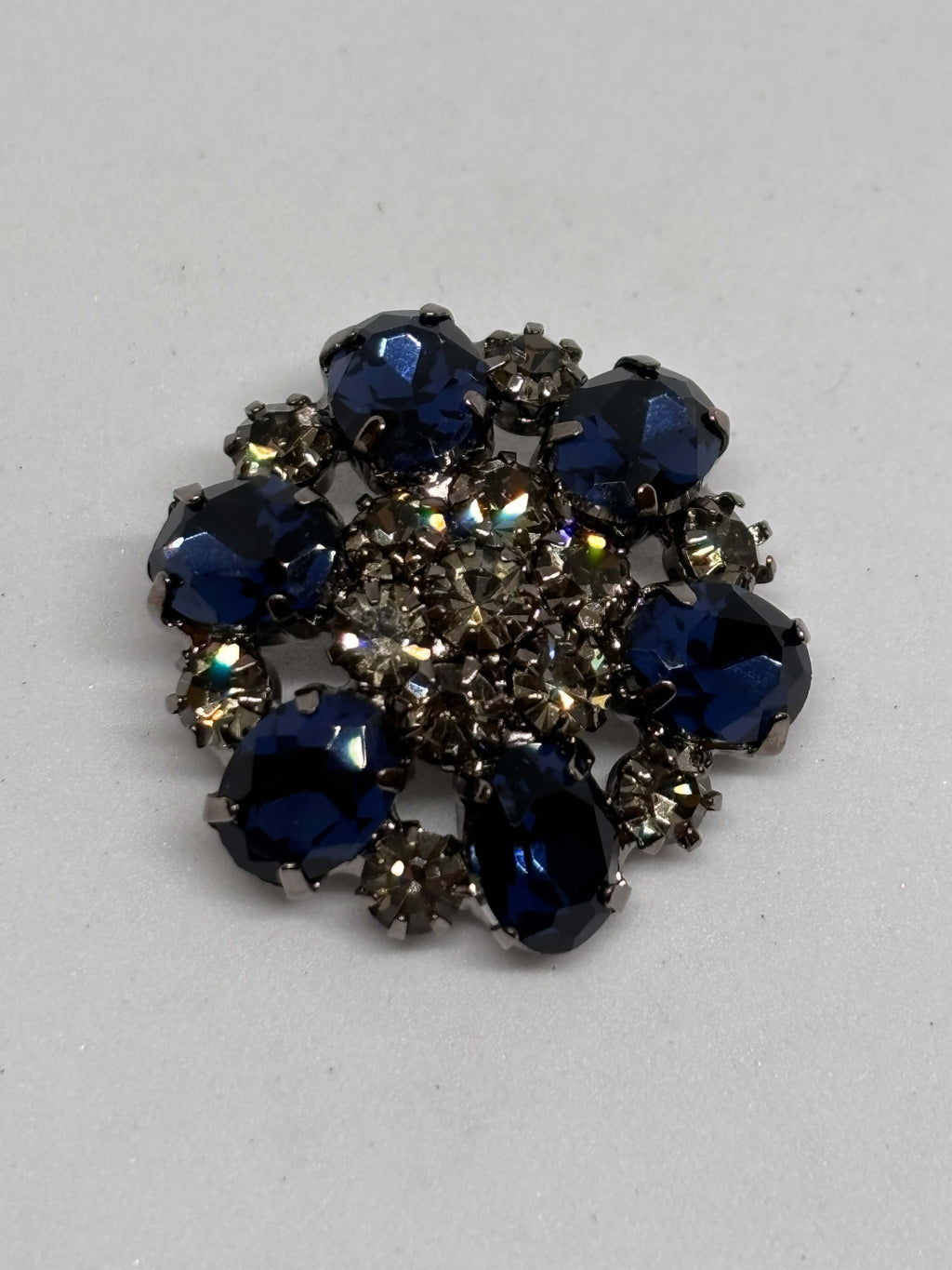 Botón HT106 de vástago azul marino de 22mm con diseño de flor y strass brillantes. Elegante y glamuroso. button