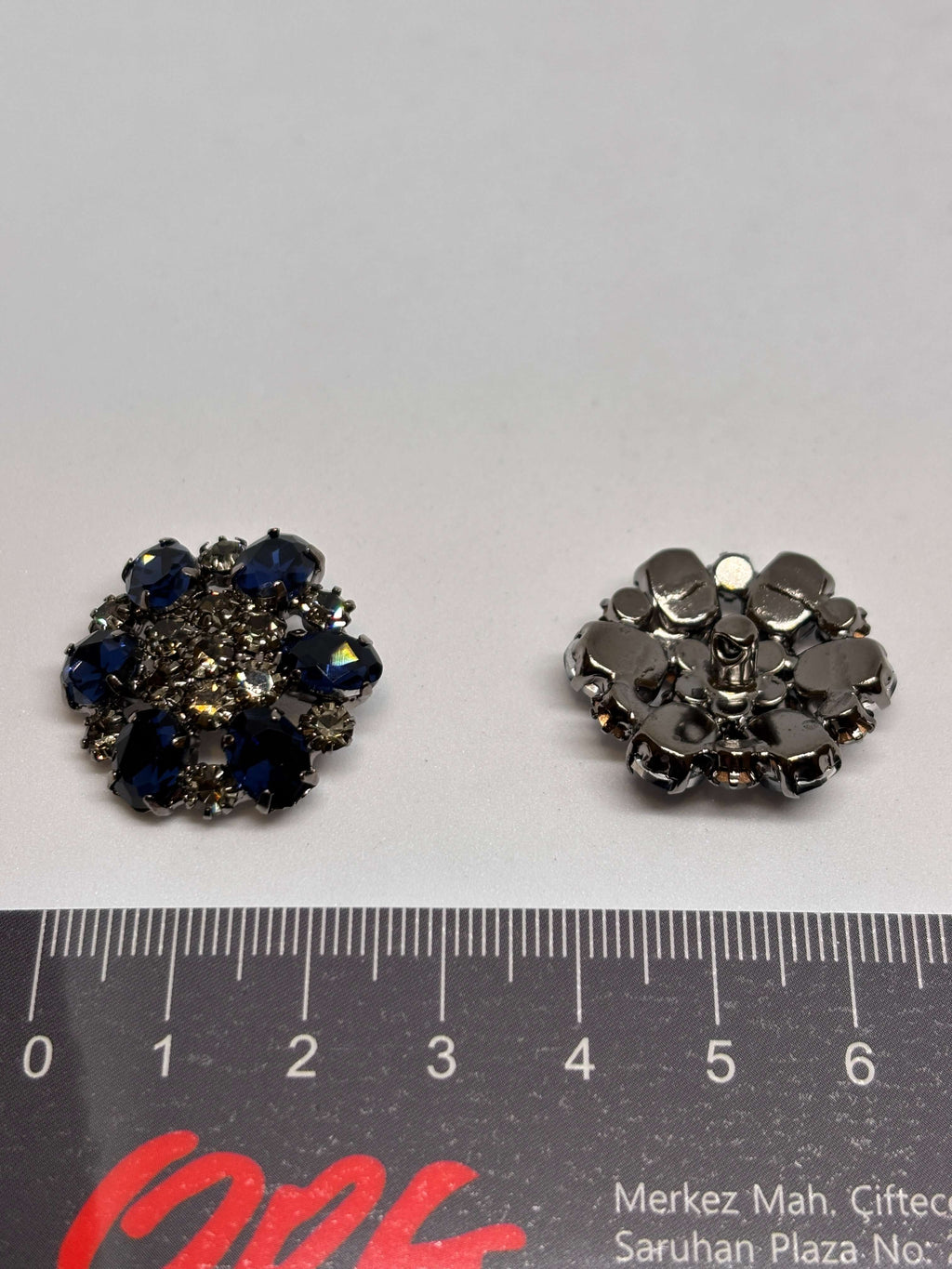 Botón HT106 de vástago azul marino de 22mm con diseño de flor y strass brillantes. Elegante y glamuroso. button