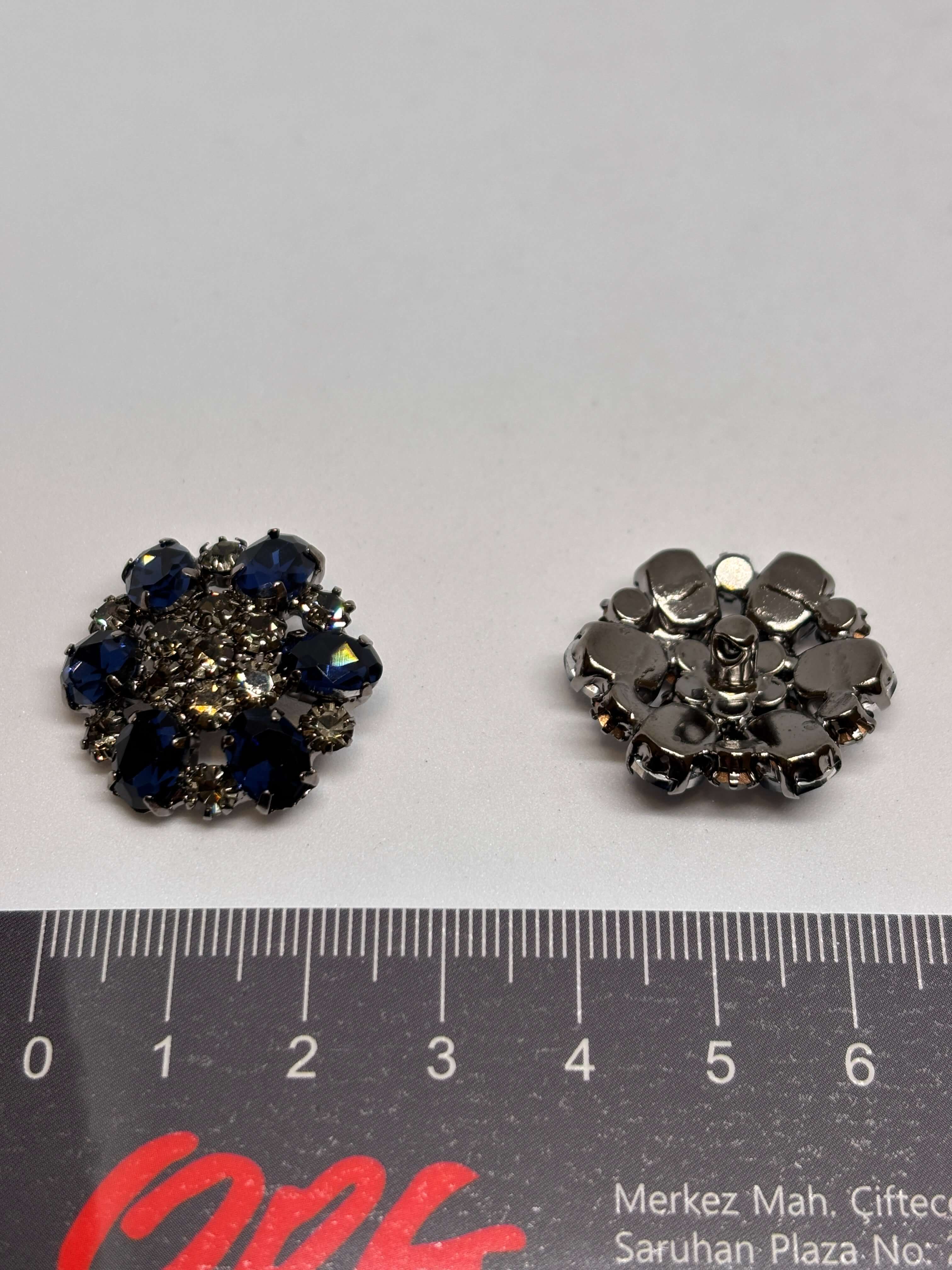 Botón HT106 de vástago azul marino de 22mm con diseño de flor y strass brillantes. Elegante y glamuroso. button