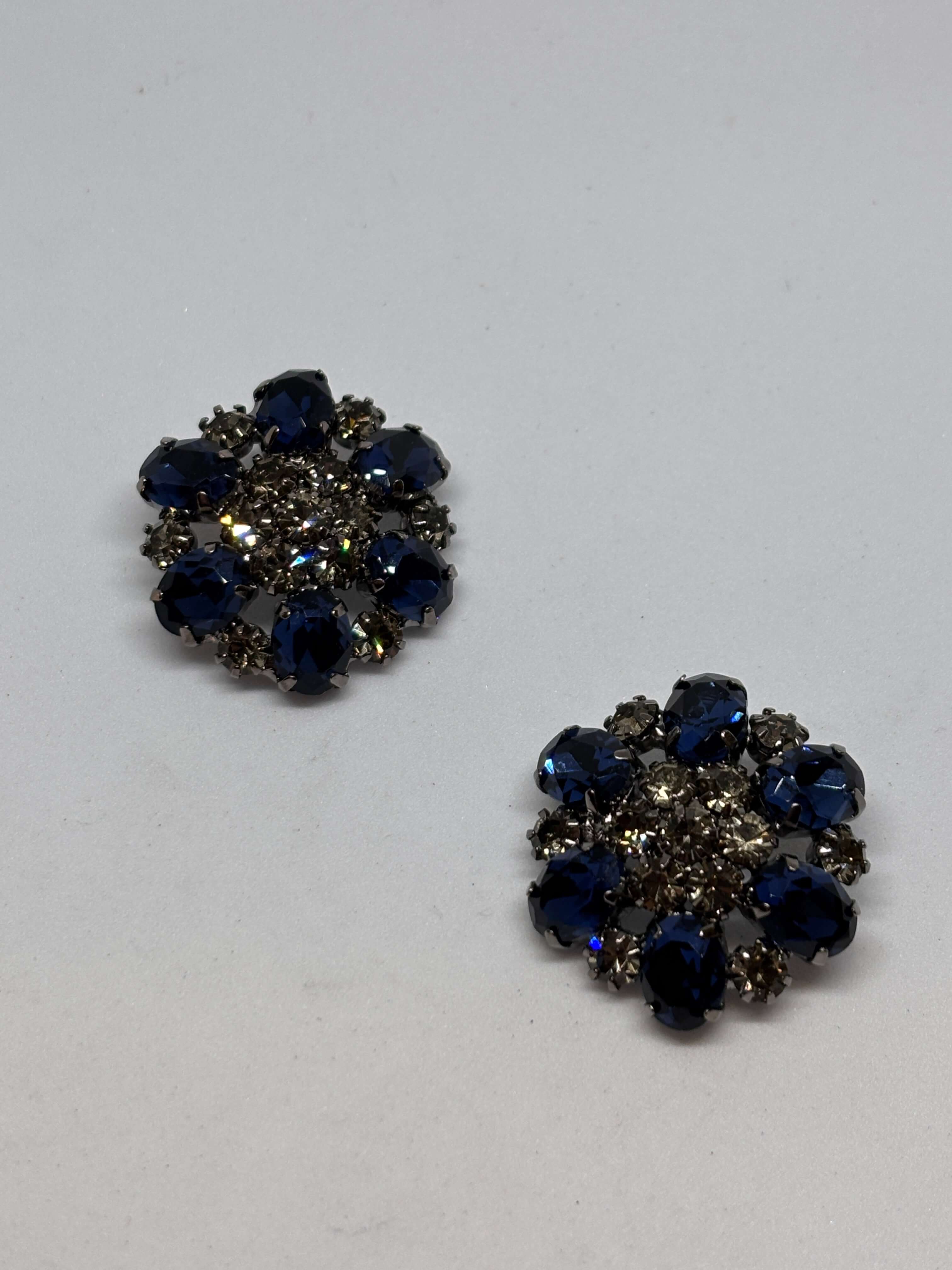 Botón HT106 de vástago azul marino de 22mm con diseño de flor y strass brillantes. Elegante y glamuroso. button