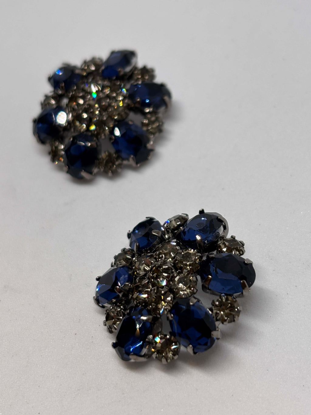 Botón HT106 de vástago azul marino de 22mm con diseño de flor y strass brillantes. Elegante y glamuroso. button