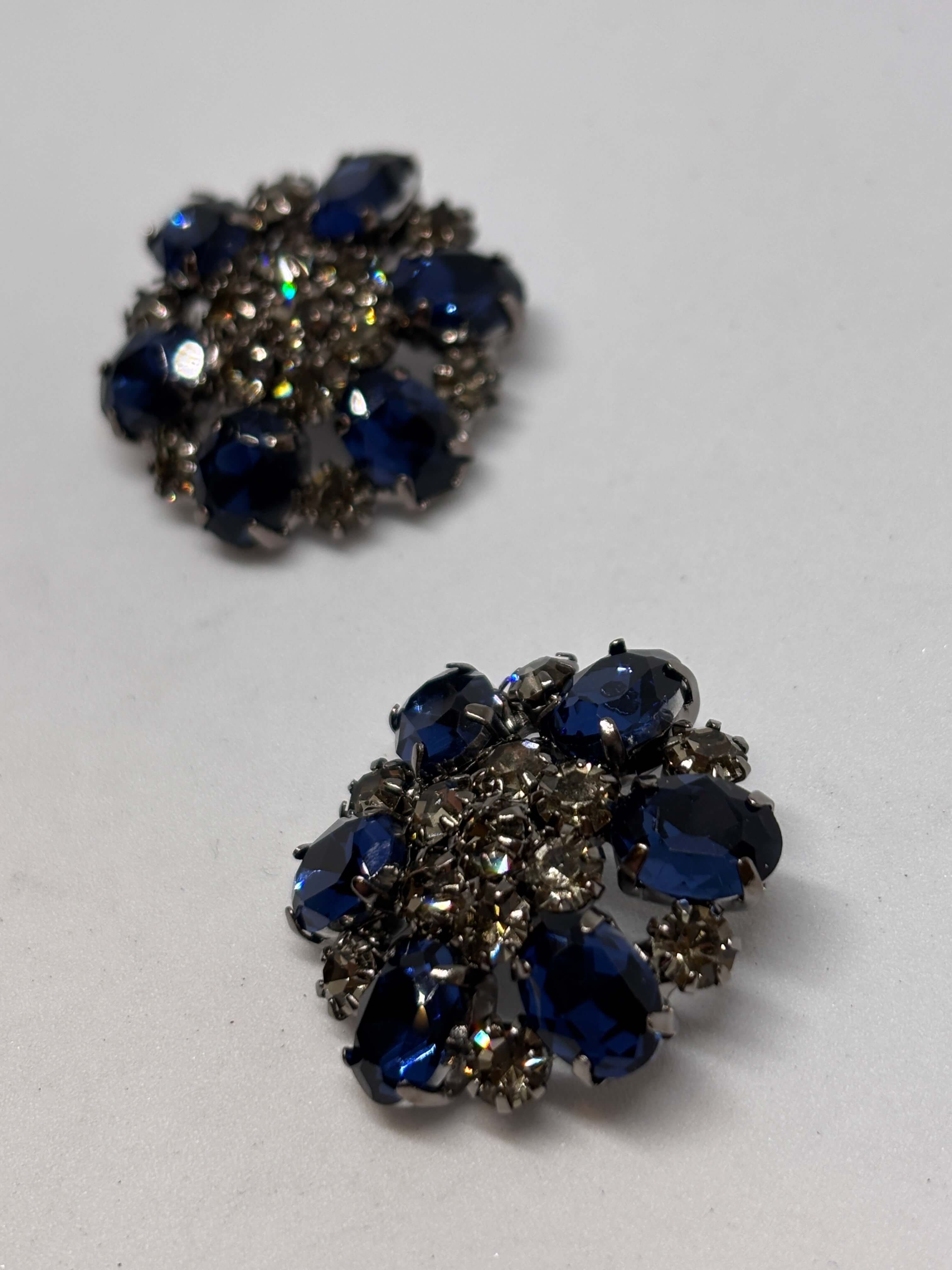 Botón HT106 de vástago azul marino de 22mm con diseño de flor y strass brillantes. Elegante y glamuroso. button