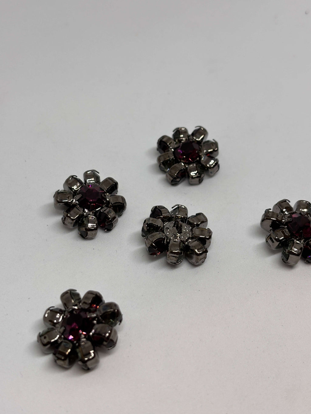 Botón HT108 morado de vástago en forma de flor con strass brillante y facetas, 20mm para prendas elegantes. button