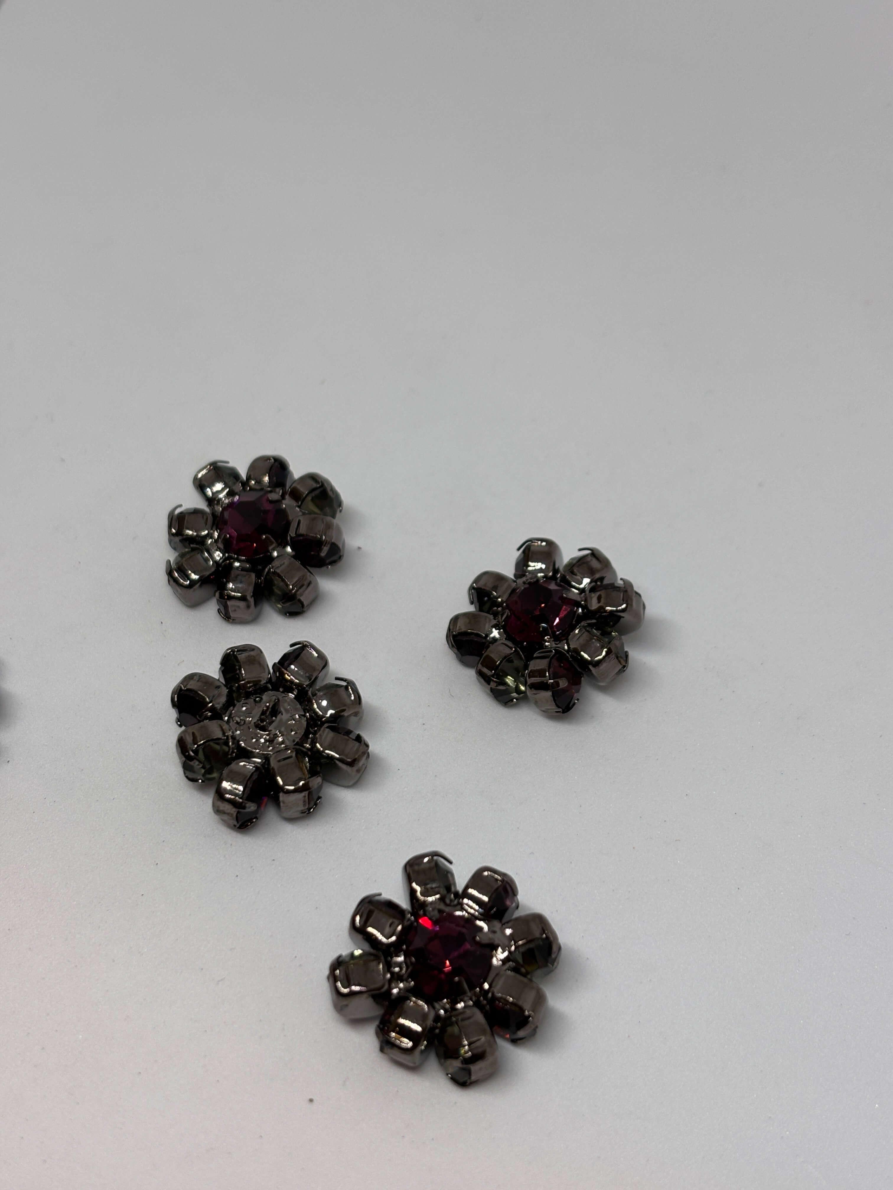 Botón HT108 morado de vástago en forma de flor con strass brillante y facetas, 20mm para prendas elegantes. button