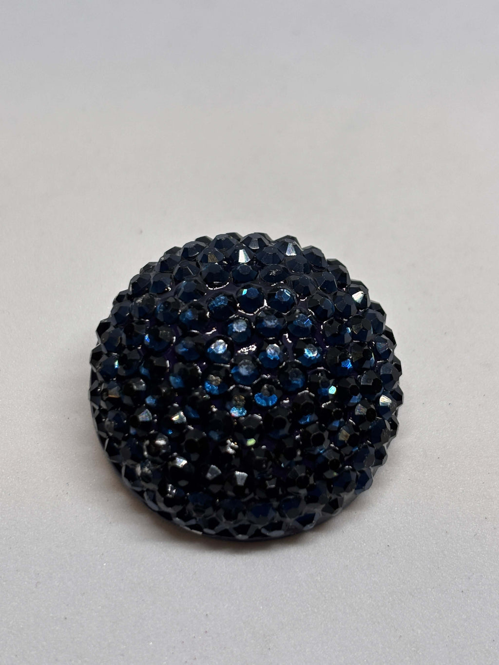 Botón HT130 de vástago rojo de 30mm con domo cubierto de strass brillante, ideal para prendas medianas a grandes. button