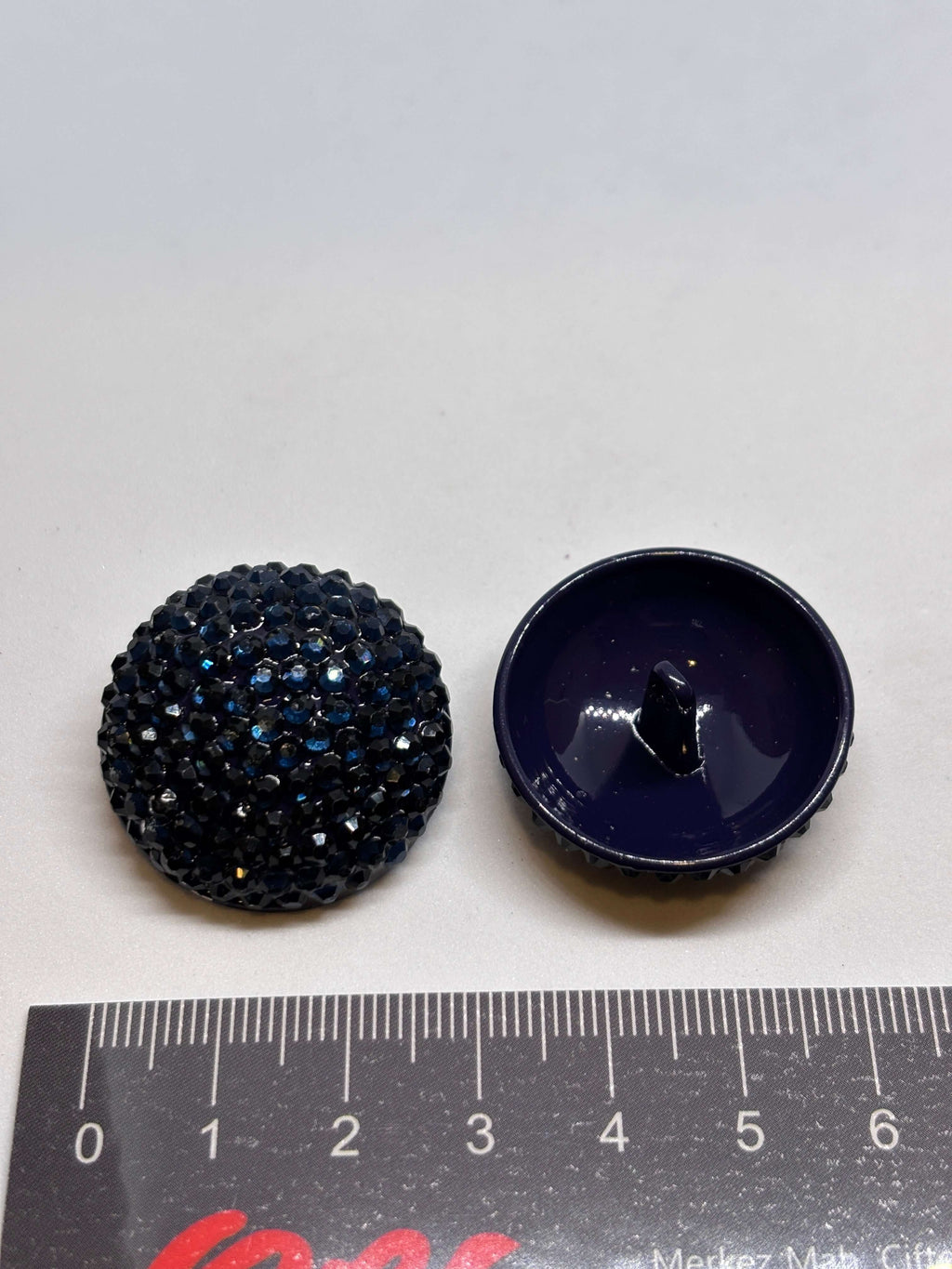 Botón HT130 de vástago rojo de 30mm con domo cubierto de strass brillante, ideal para prendas medianas a grandes. button