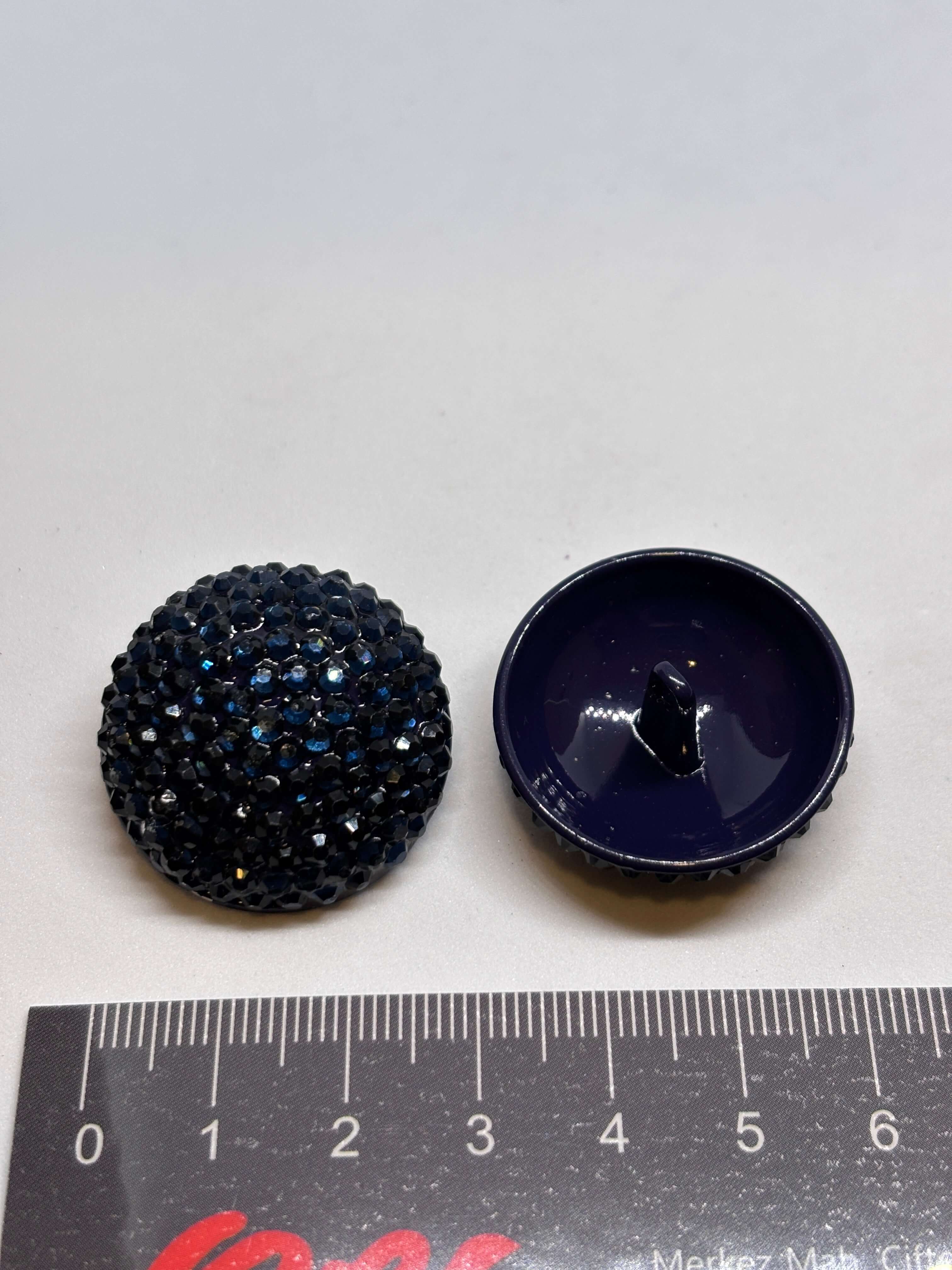 Botón HT130 de vástago rojo de 30mm con domo cubierto de strass brillante, ideal para prendas medianas a grandes. button