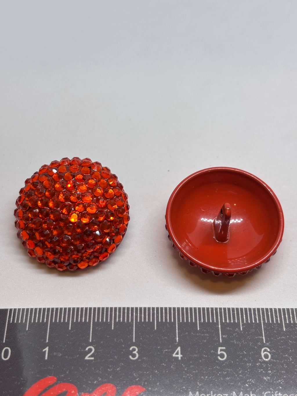 Botón HT130 de vástago rojo de 30mm con domo cubierto de strass brillante, ideal para prendas medianas a grandes. button