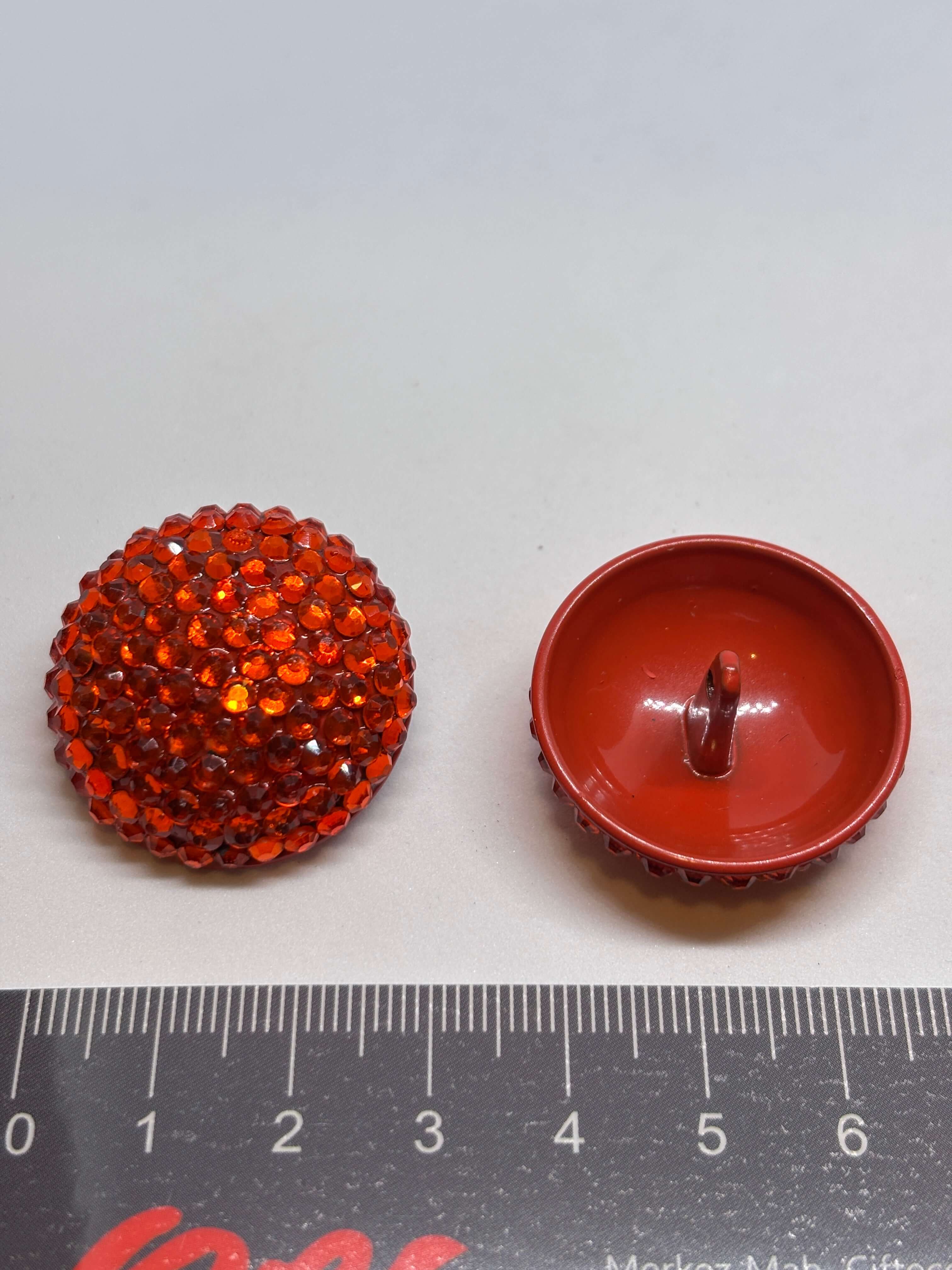 Botón HT130 de vástago rojo de 30mm con domo cubierto de strass brillante, ideal para prendas medianas a grandes. button