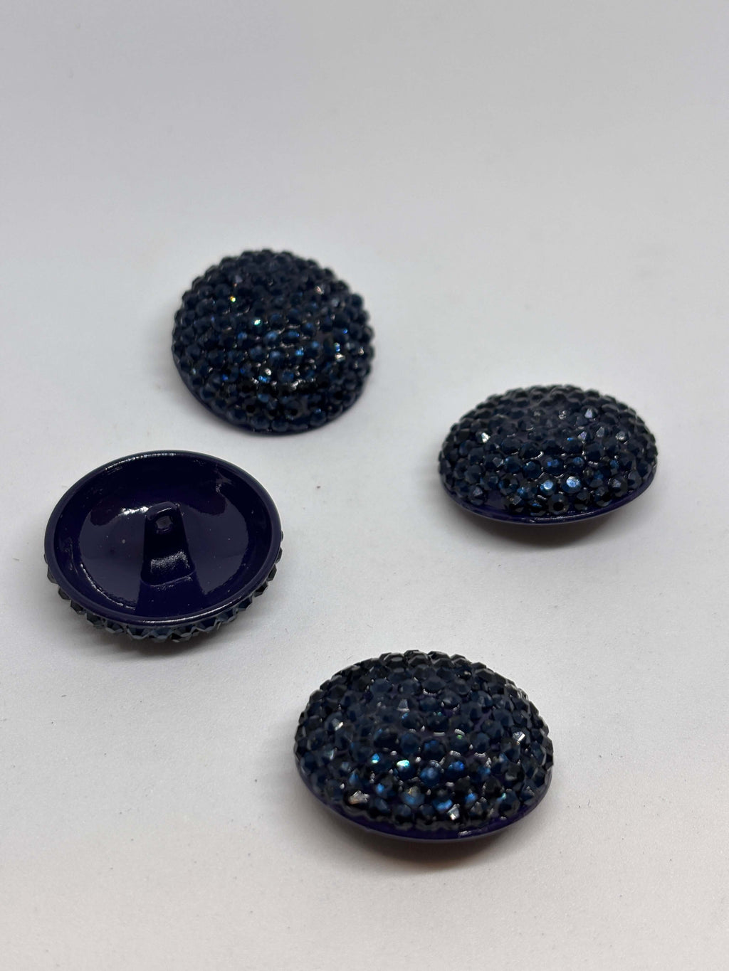 Botón HT130 de vástago rojo de 30mm con domo cubierto de strass brillante, ideal para prendas medianas a grandes. button