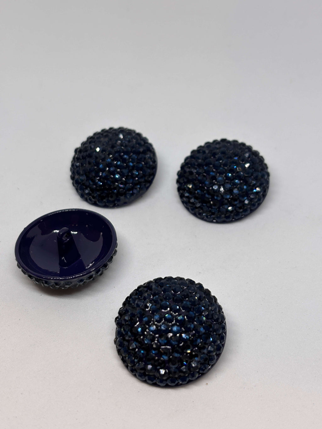 Botón HT130 de vástago rojo de 30mm con domo cubierto de strass brillante, ideal para prendas medianas a grandes. button