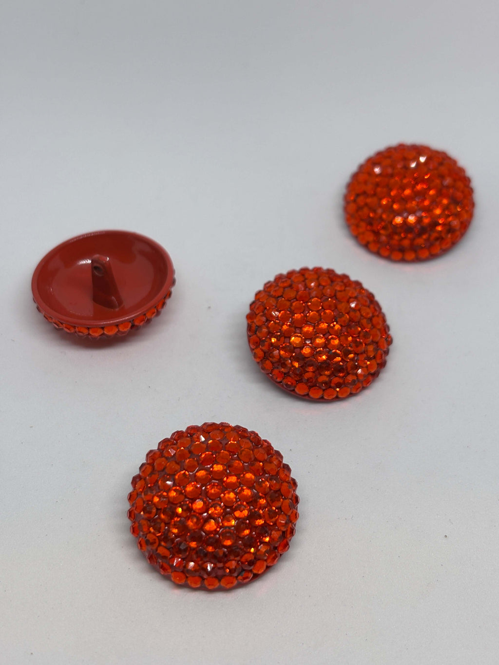 Botón HT130 de vástago rojo de 30mm con domo cubierto de strass brillante, ideal para prendas medianas a grandes. button