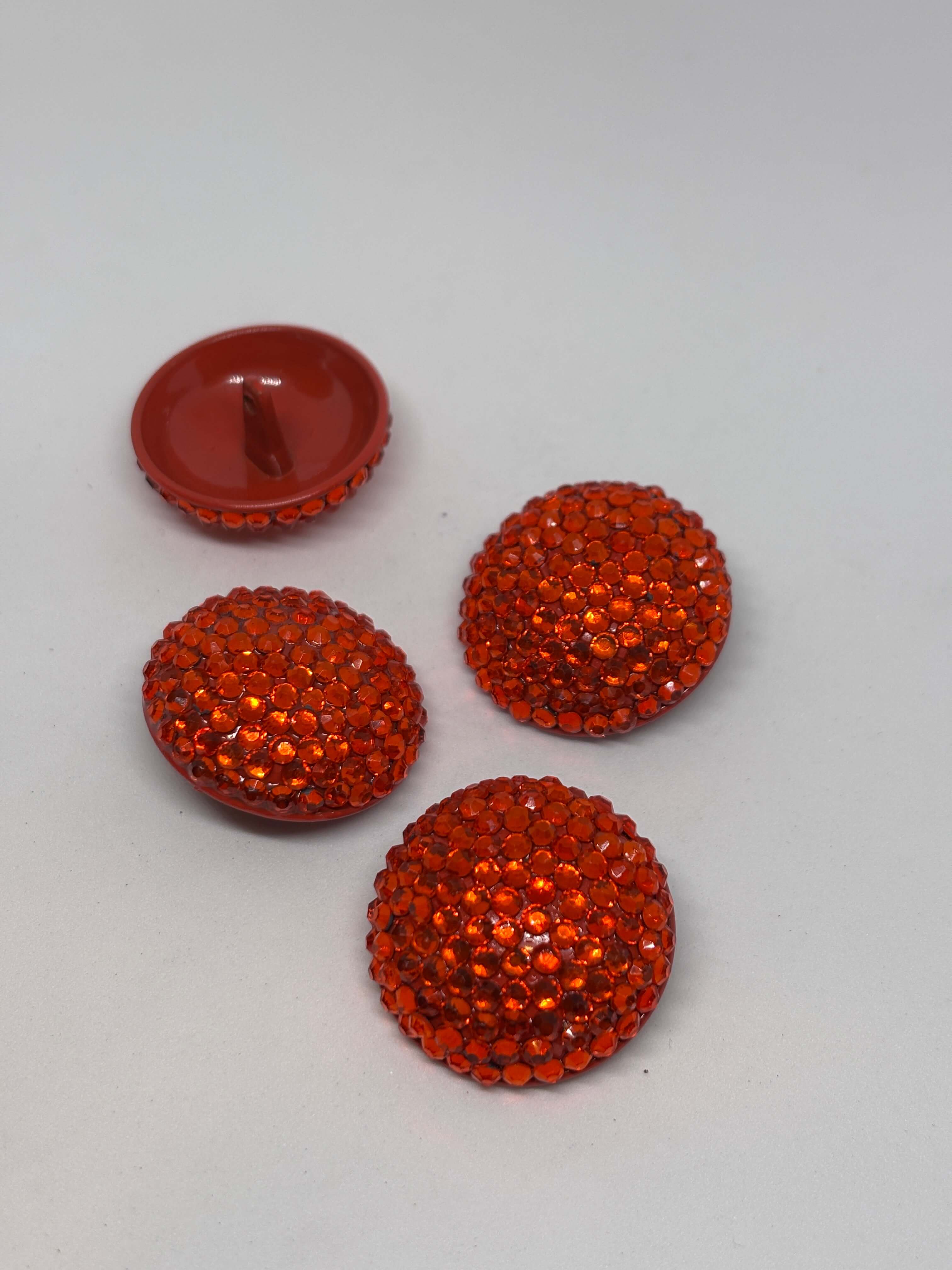 Botón HT130 de vástago rojo de 30mm con domo cubierto de strass brillante, ideal para prendas medianas a grandes. button