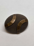 Botón KS265 de vástago en bronce oval texturizado de 22mm ideal para detalles en prendas, estilo vintage. button