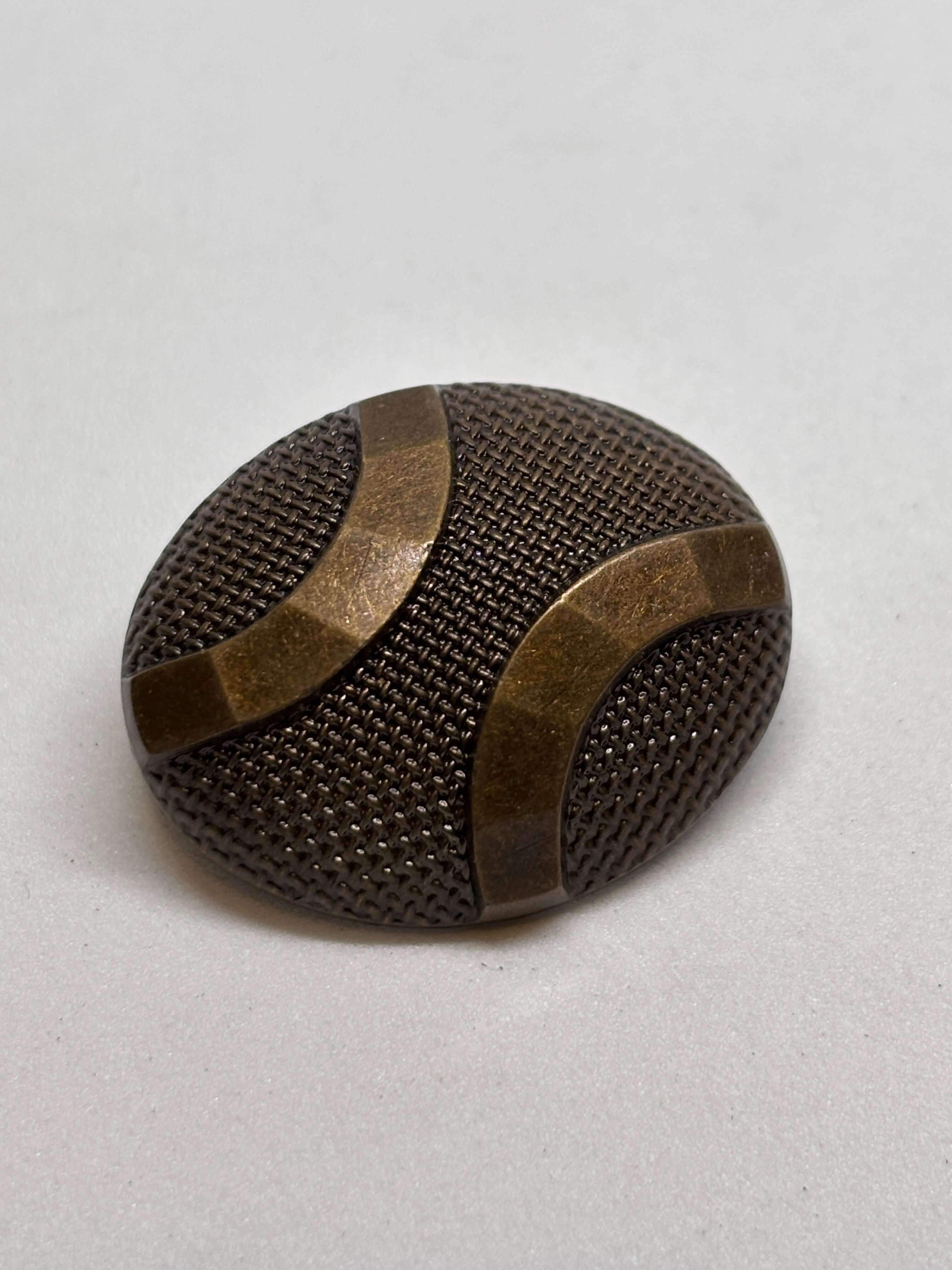 Botón KS265 de vástago en bronce oval texturizado de 22mm ideal para detalles en prendas, estilo vintage. button