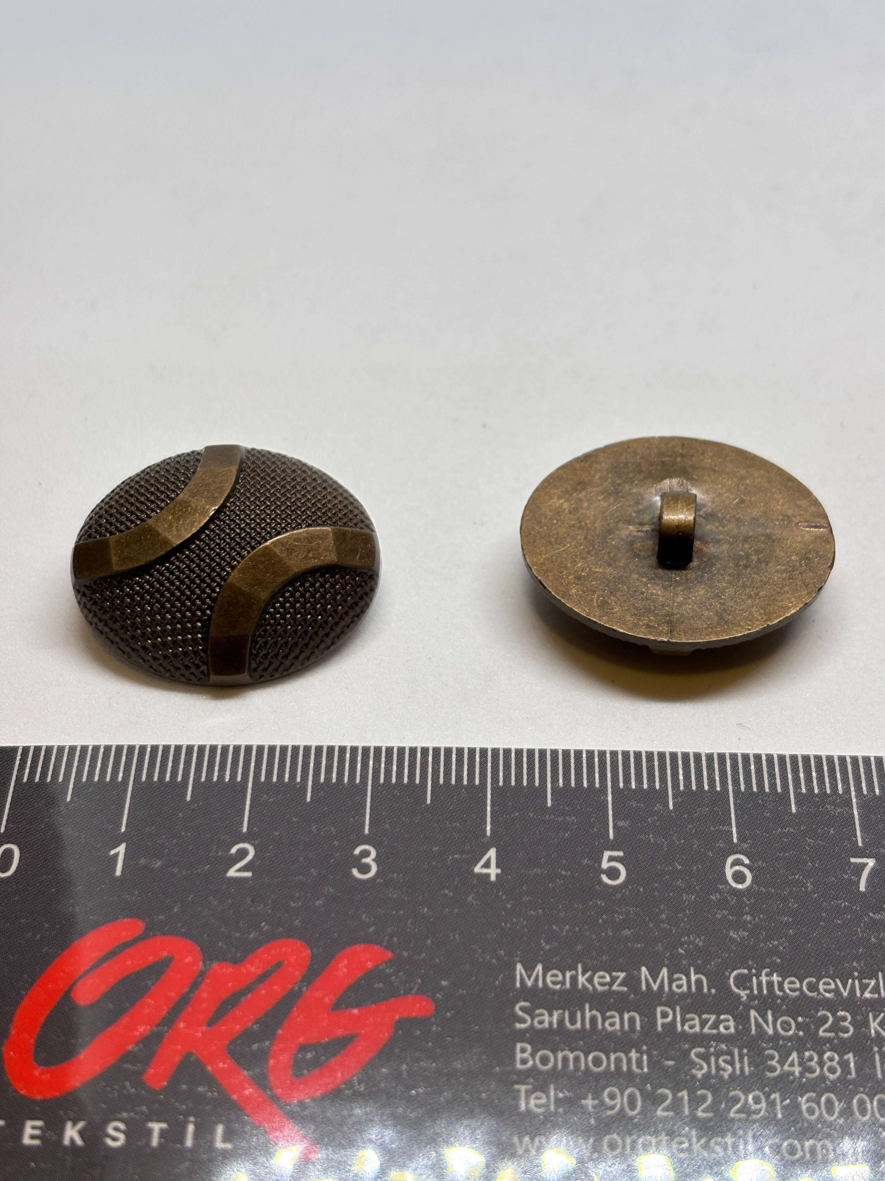 Botón KS265 de vástago en bronce oval texturizado de 22mm ideal para detalles en prendas, estilo vintage. button