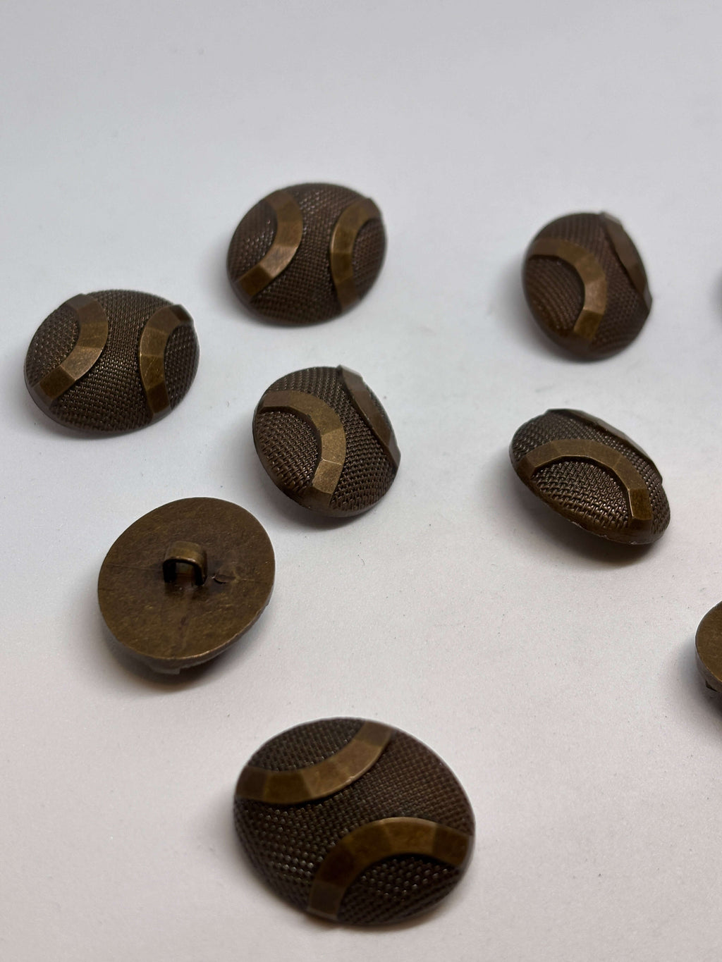 Botón KS265 de vástago en bronce oval texturizado de 22mm ideal para detalles en prendas, estilo vintage. button