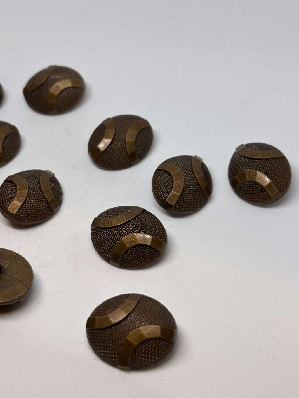 Botón KS265 de vástago en bronce oval texturizado de 22mm ideal para detalles en prendas, estilo vintage. button