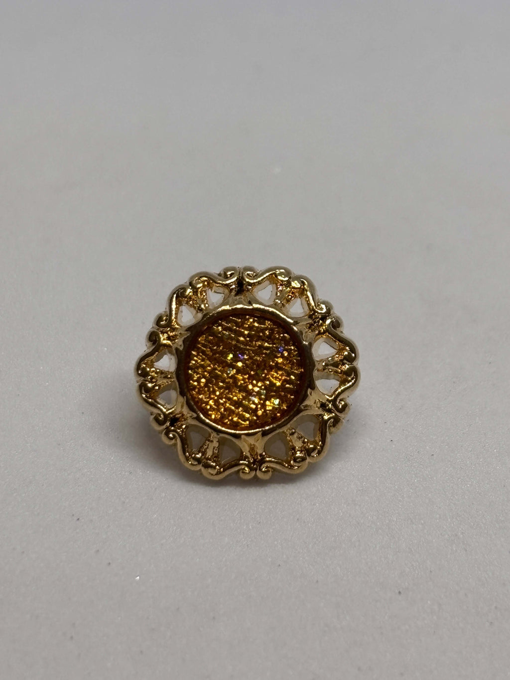 Botón KY403 Botón de Vástago Oro 13mm Ámbar Filigrana en fondo gris, diseño vintage elegante. button