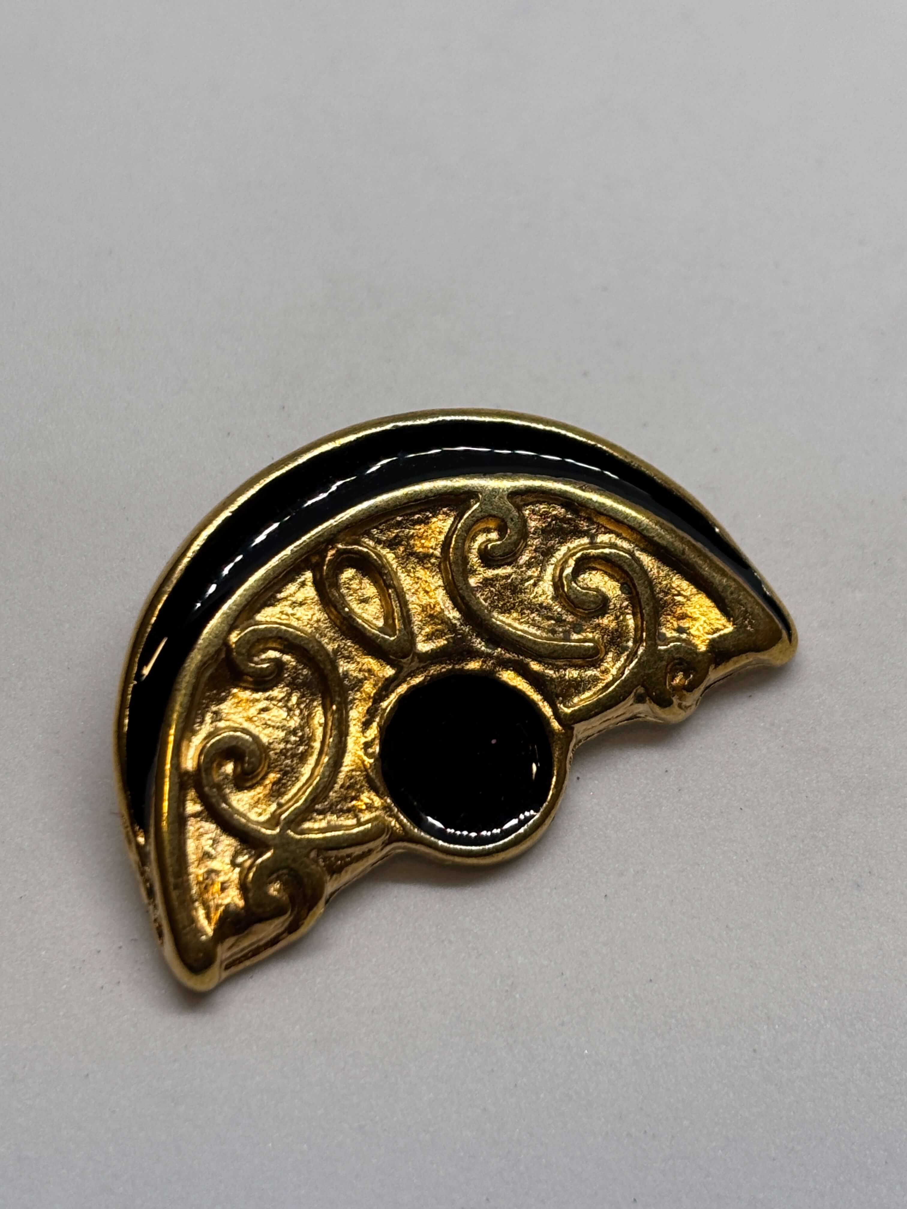 Botón M3095 de vástago oro 32mm con diseño de abanico y esmalte negro brillante. button