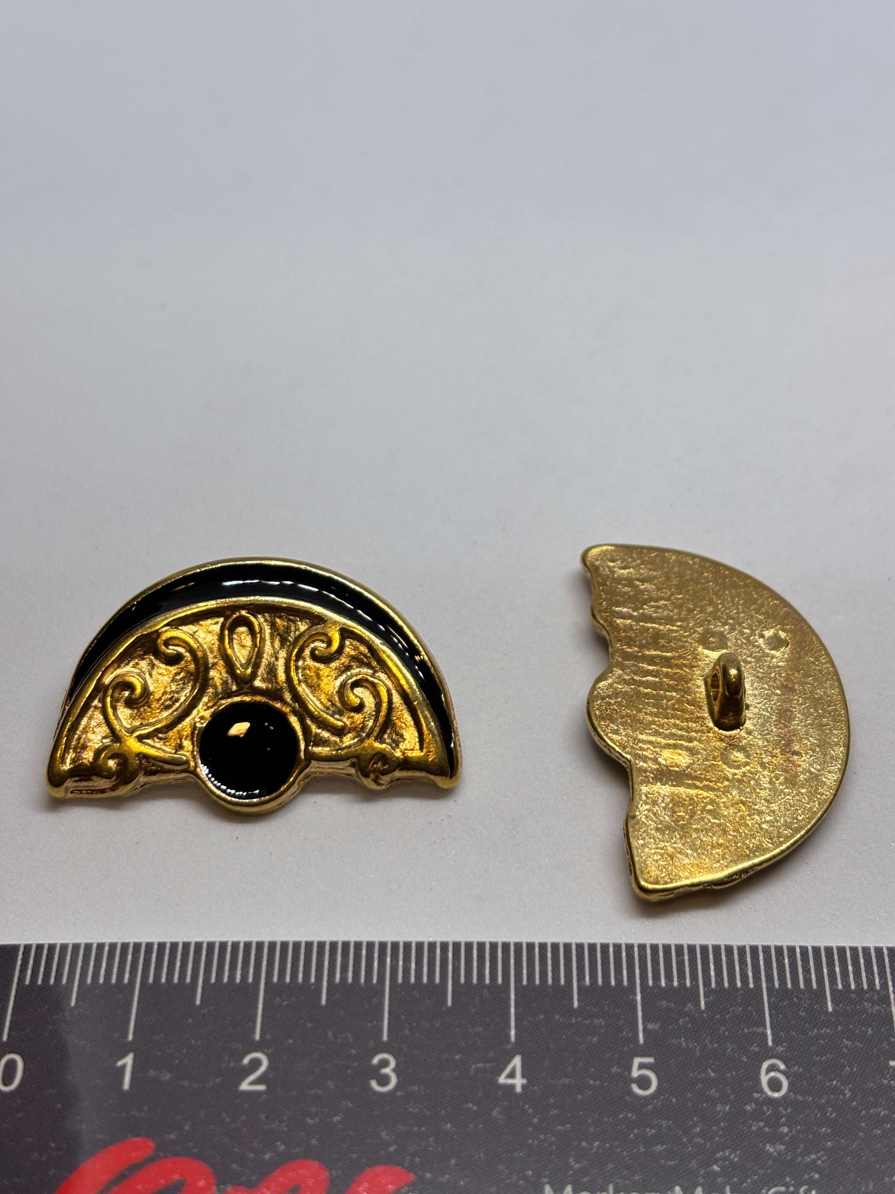 Botón M3095 de vástago oro 32mm con diseño de abanico y esmalte negro brillante. button