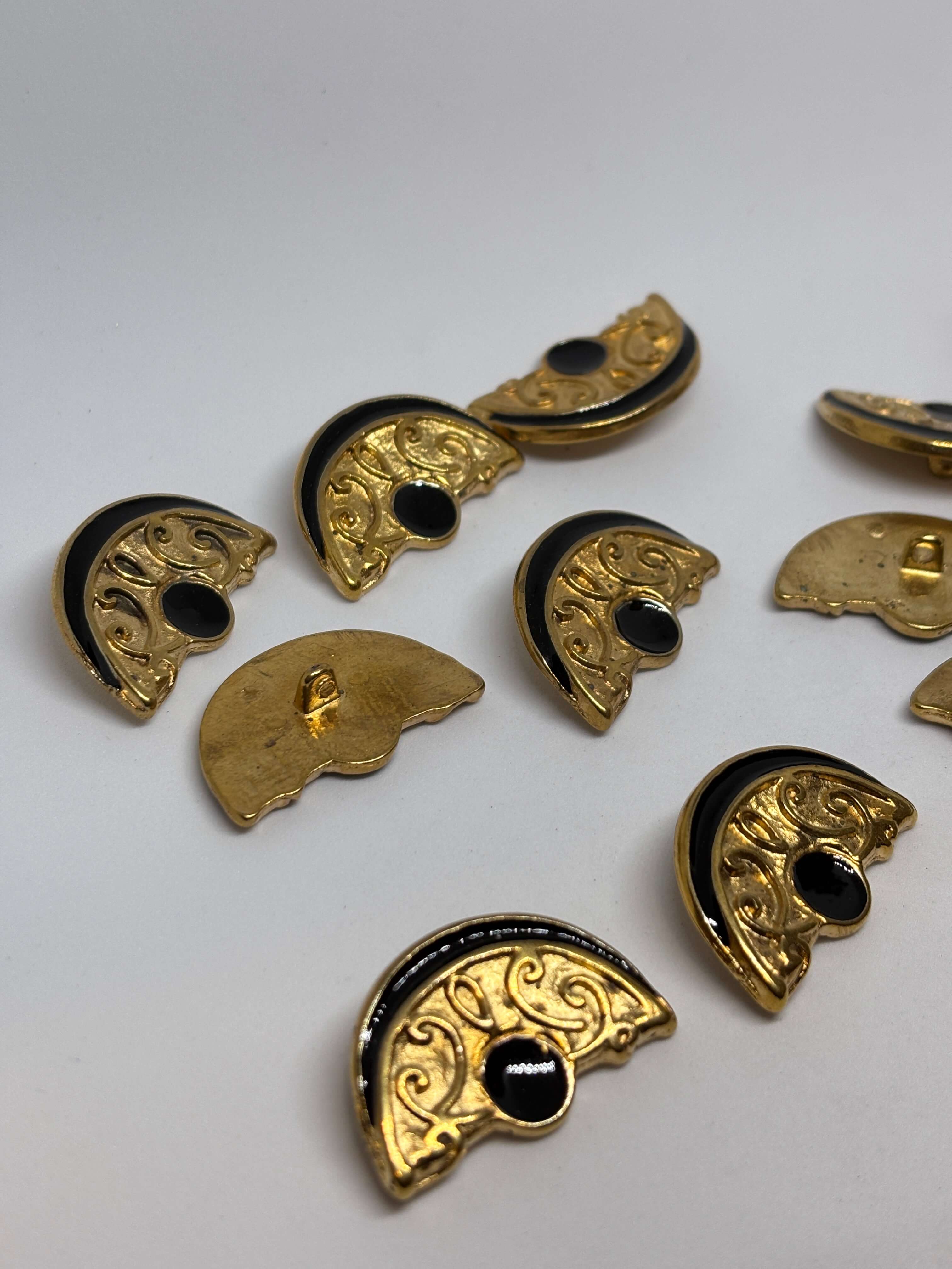 Botón M3095 de vástago oro 32mm con diseño de abanico y esmalte negro brillante. button