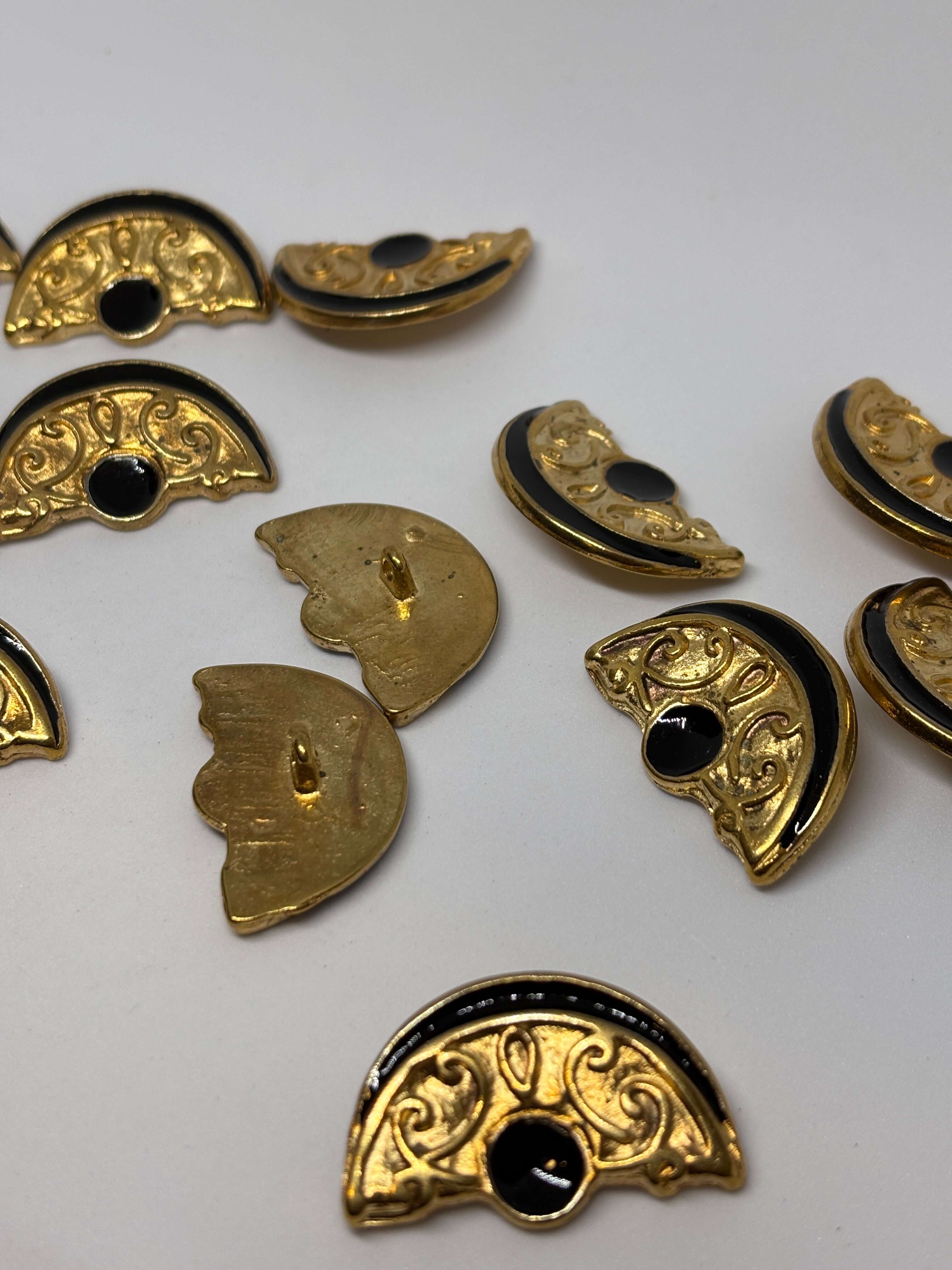 Botón M3095 de vástago oro 32mm con diseño de abanico y esmalte negro brillante. button