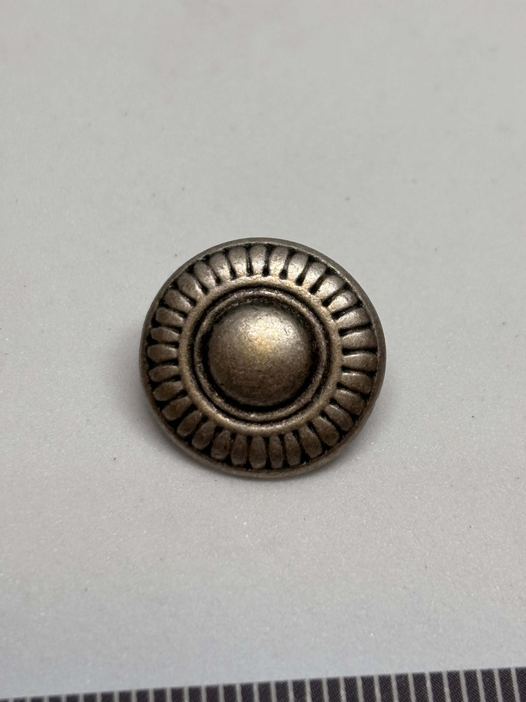 Botón M3125 de vástago en latón antiguo de 15mm con diseño de medallón, borde de perlas y patrón floral. button
