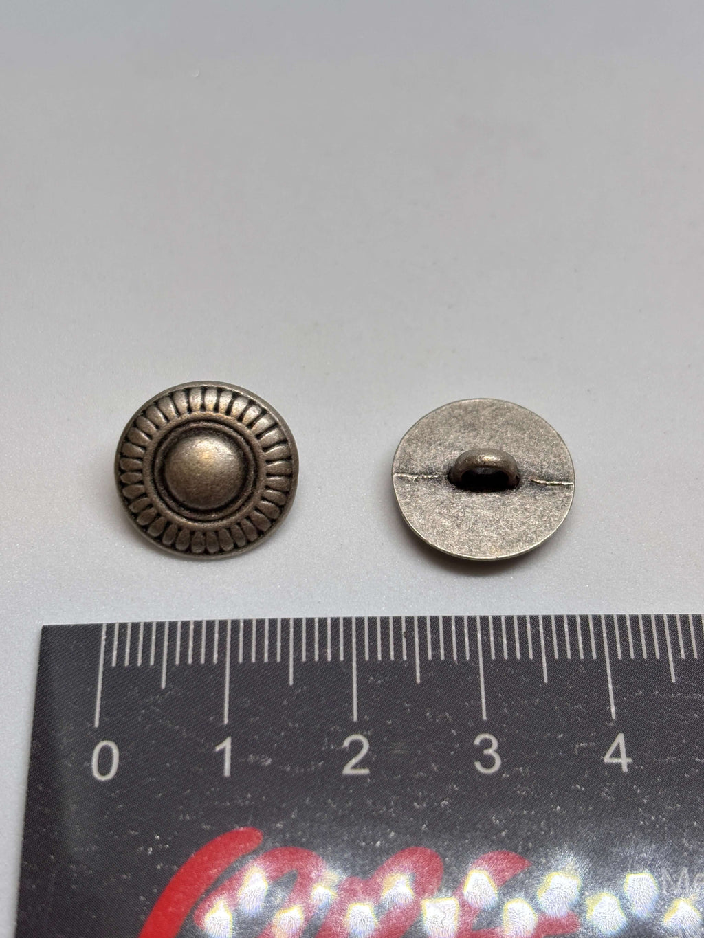 Botón M3125 de vástago en latón antiguo de 15mm con diseño de medallón, borde de perlas y patrón floral. button