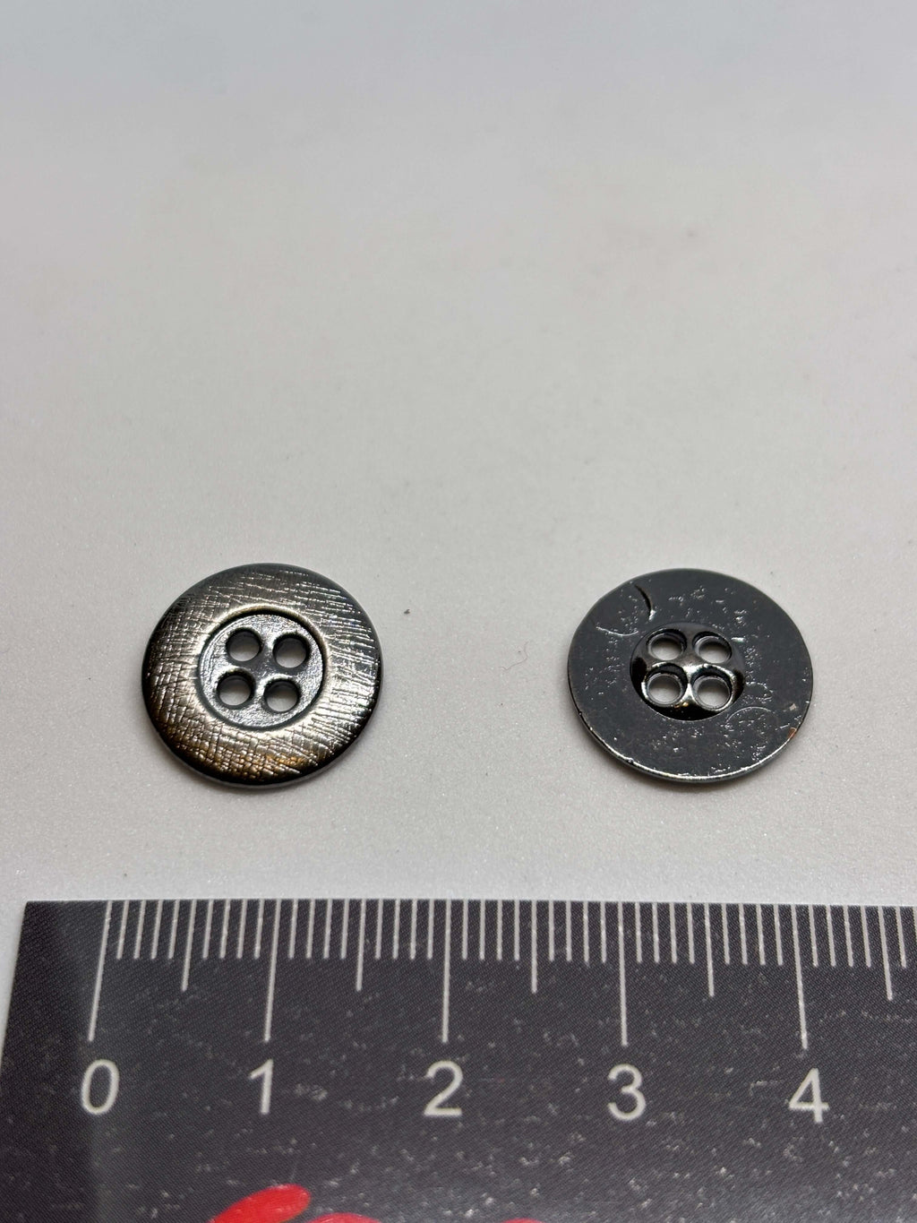 Botón M3503 de plata, botón clásico de 4 agujeros de 15 mm, diseño redondo y pulido, ideal para prendas elegantes. button