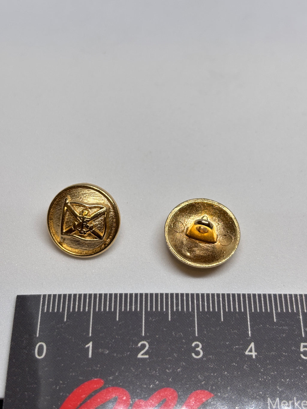 Botón M3606 de vástago oro 15mm con diseño de ancla náutica y banderas cruzadas en esmalte vibrante. button