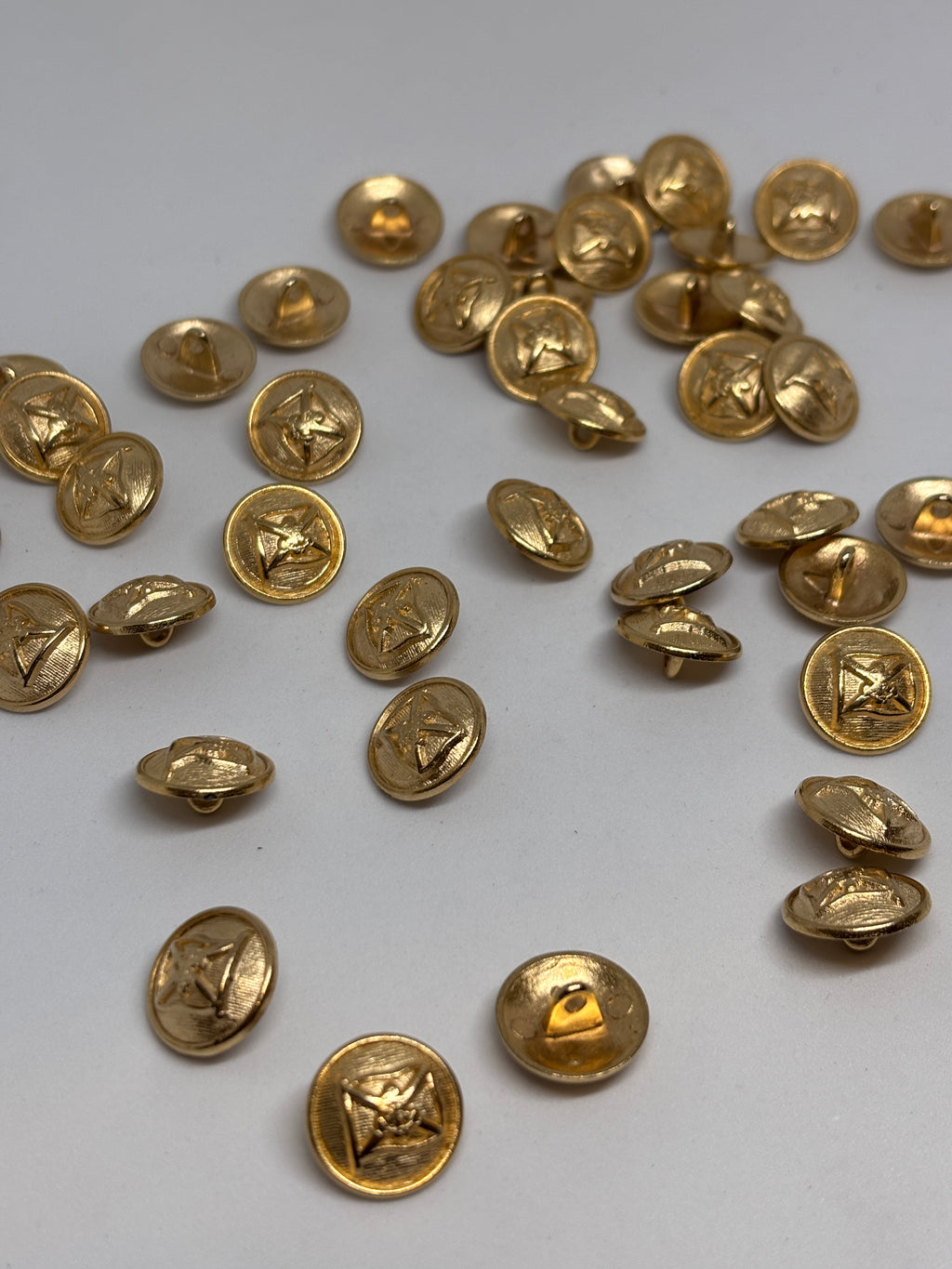 Botón M3606 de vástago oro 15mm con diseño de ancla náutica y banderas cruzadas en esmalte vibrante. button