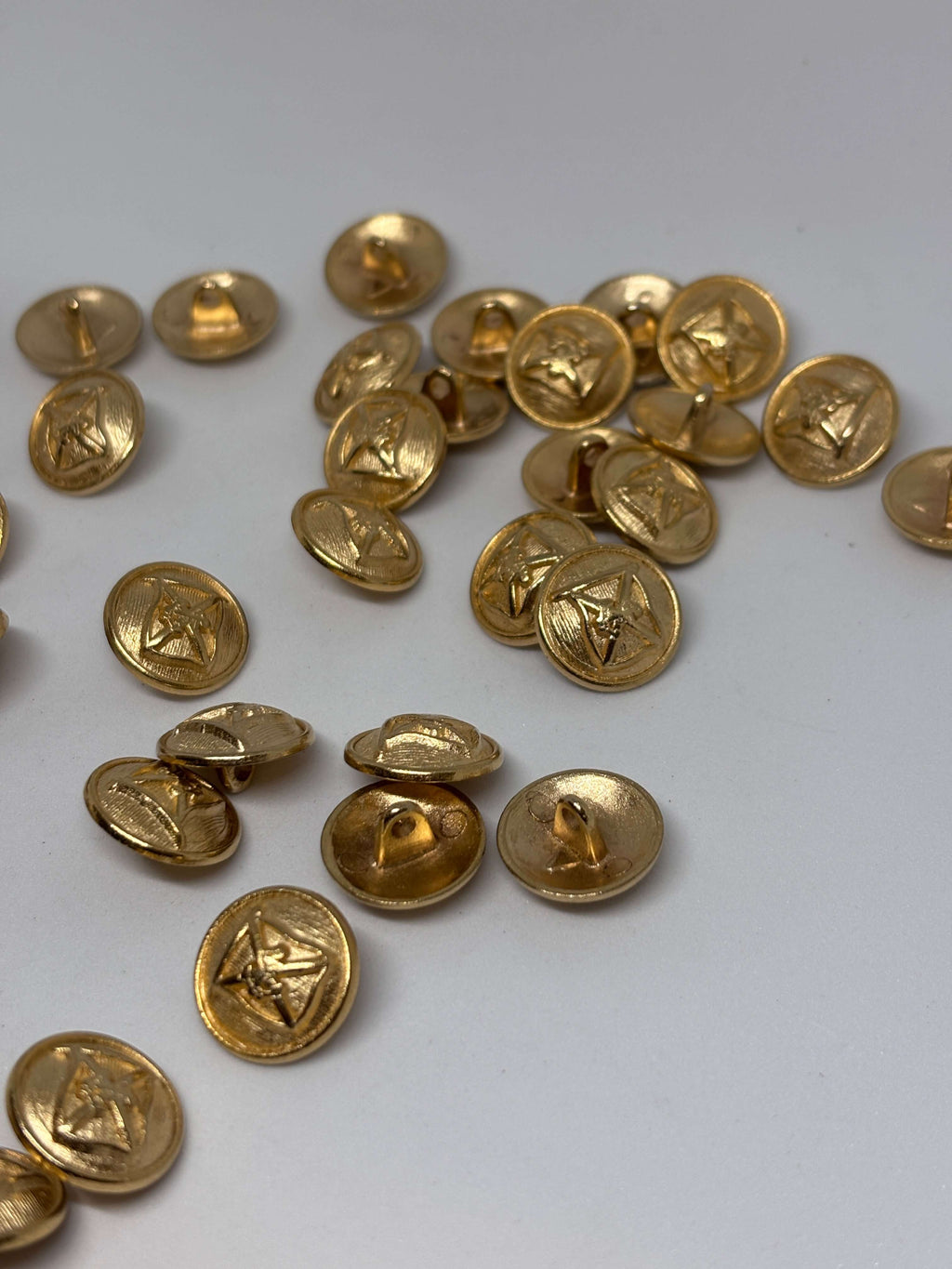 Botón M3606 de vástago oro 15mm con diseño de ancla náutica y banderas cruzadas en esmalte vibrante. button