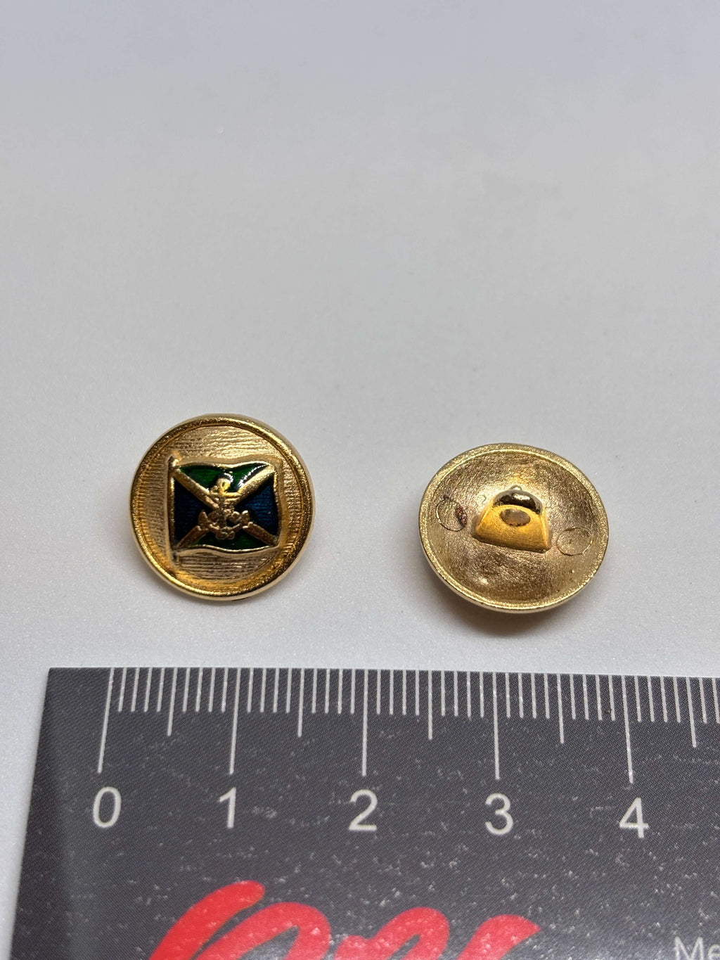 Botón M3606 de vástago oro 15mm con diseño de ancla náutica y banderas cruzadas en esmalte vibrante. button