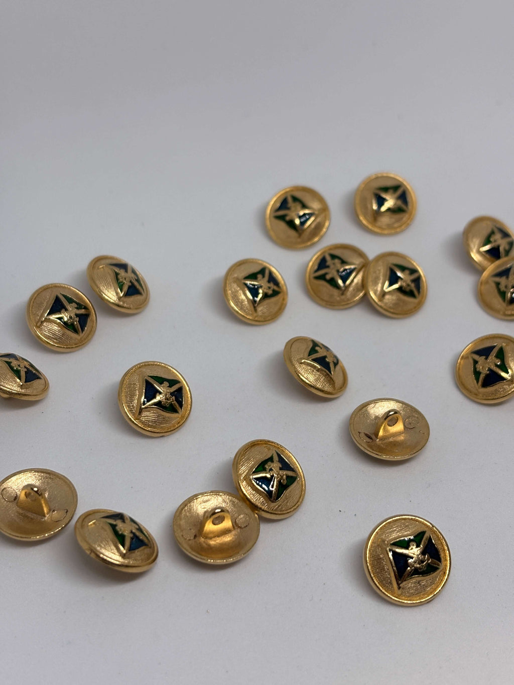 Botón M3606 de vástago oro 15mm con diseño de ancla náutica y banderas cruzadas en esmalte vibrante. button